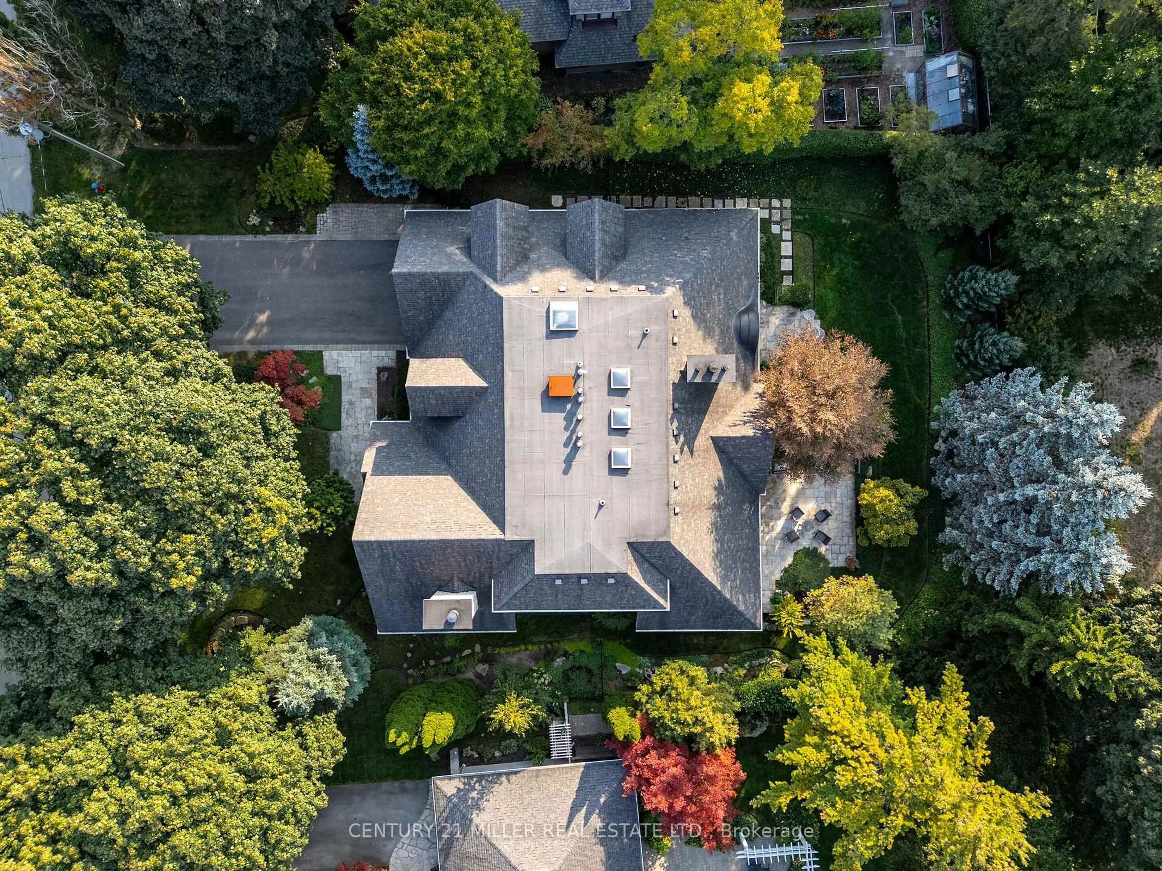 A pic from outside/outdoor area/front of a property/back of a property/a pic from drone, street for 2039 Ardleigh Rd, Oakville Ontario L6J 1V6