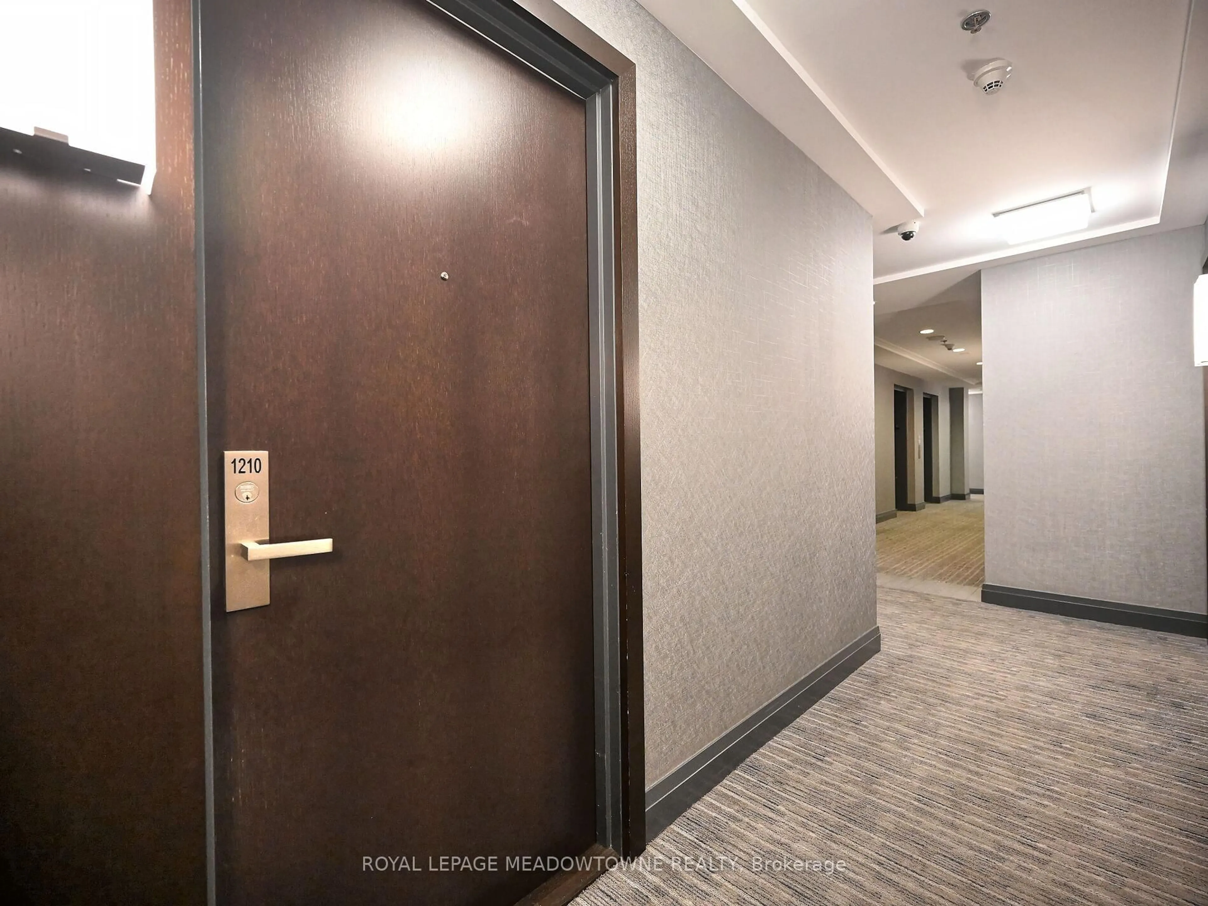 Indoor foyer for 55 Speers Rd #1210, Oakville Ontario L6K 0H9