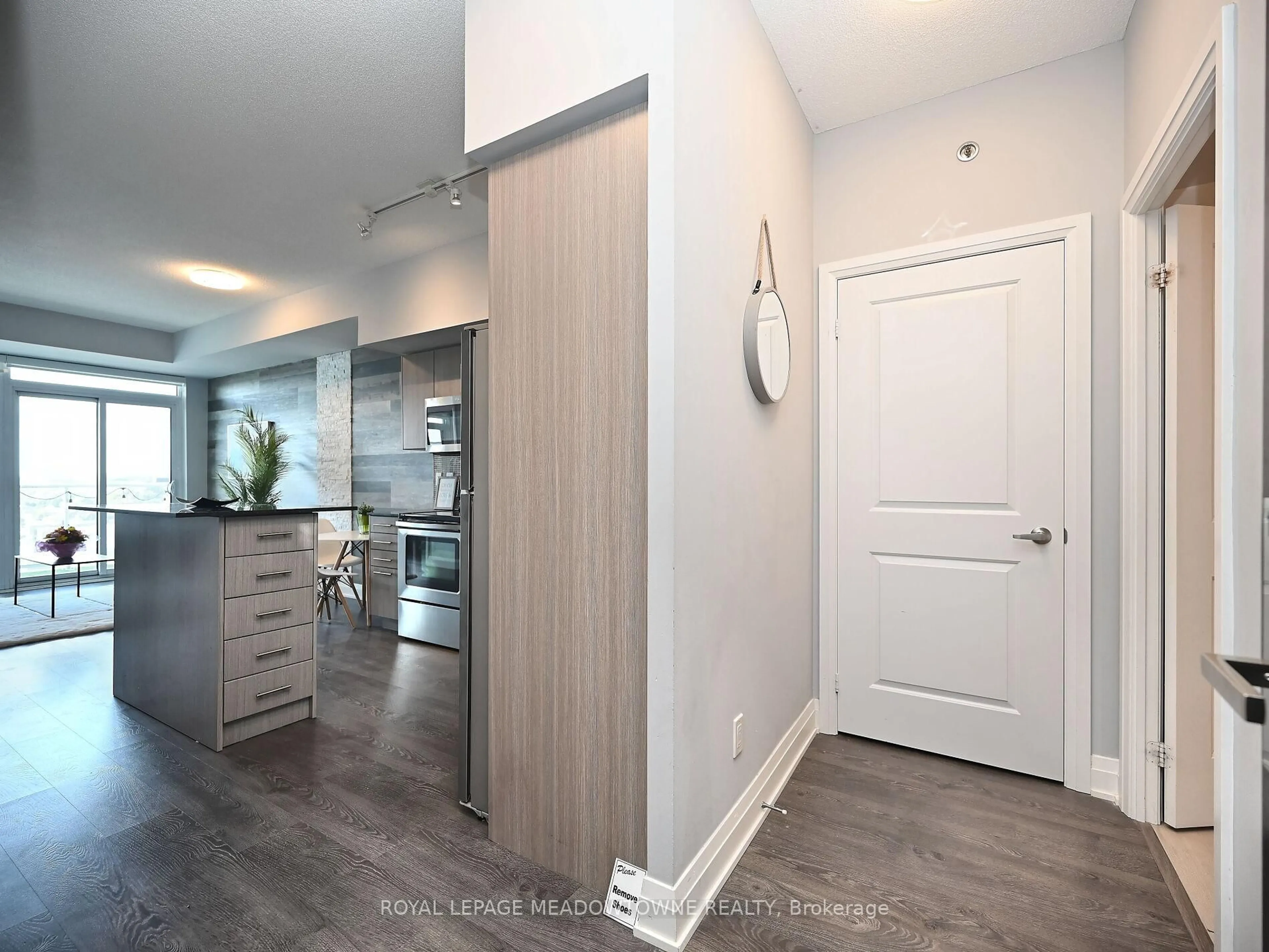 Indoor entryway for 55 Speers Rd #1210, Oakville Ontario L6K 0H9
