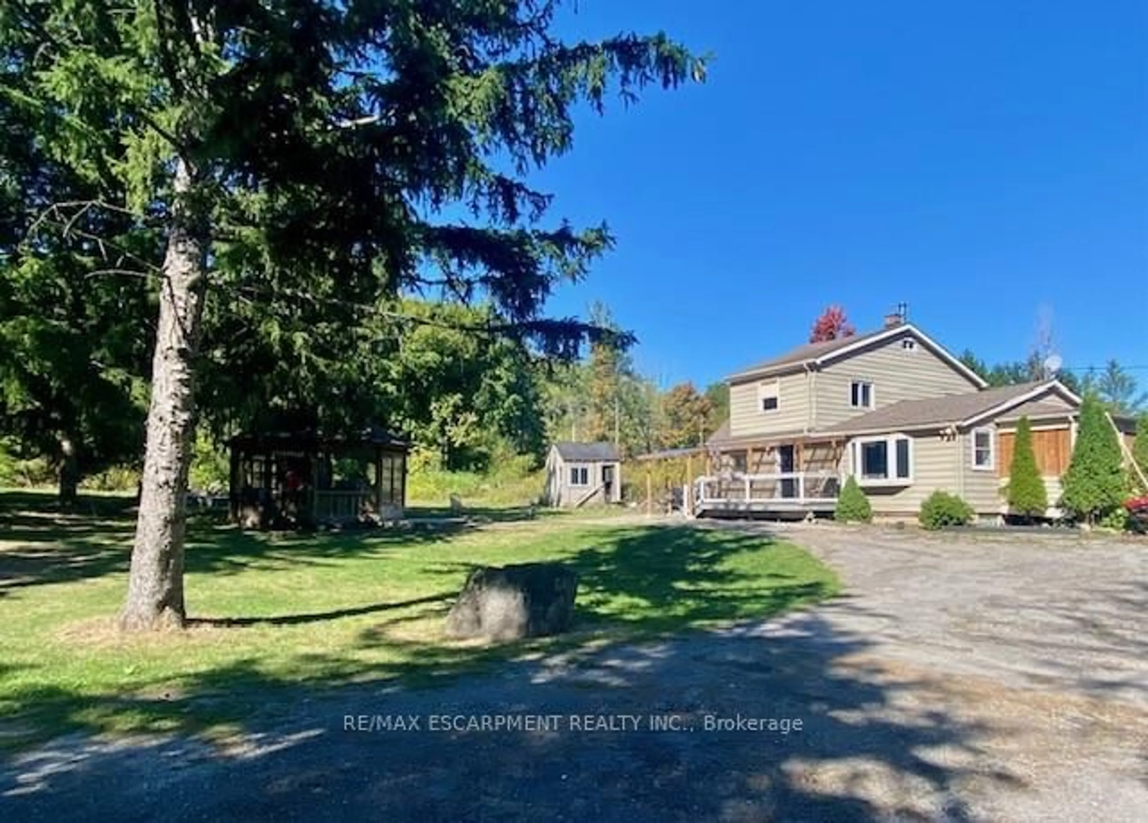 A pic from outside/outdoor area/front of a property/back of a property/a pic from drone, unknown for 4011 Millar Cres, Burlington Ontario L7R 3X4