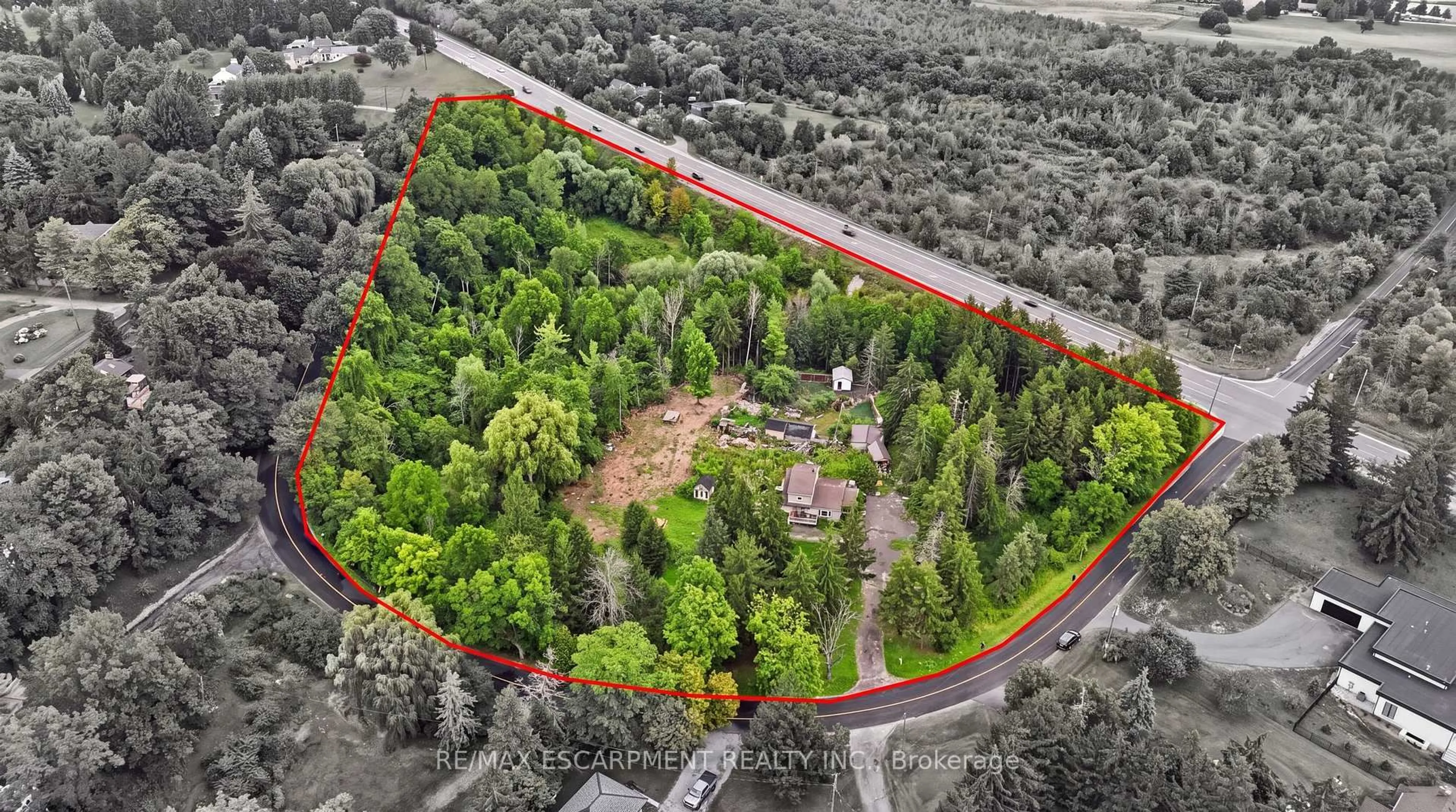A pic from outside/outdoor area/front of a property/back of a property/a pic from drone, forest/trees view for 4011 Millar Cres, Burlington Ontario L7R 3X4