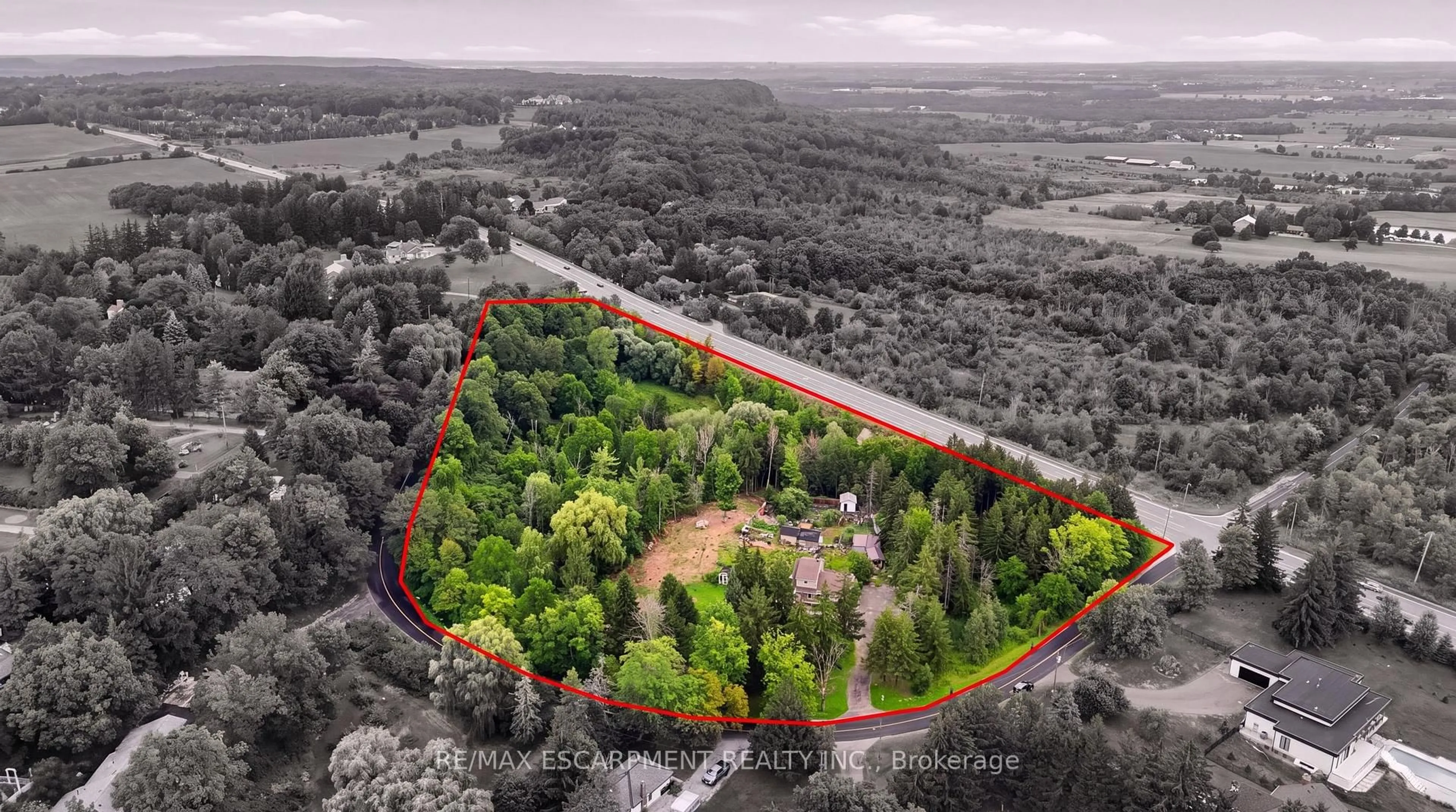 A pic from outside/outdoor area/front of a property/back of a property/a pic from drone, forest/trees view for 4011 Millar Cres, Burlington Ontario L7R 3X4