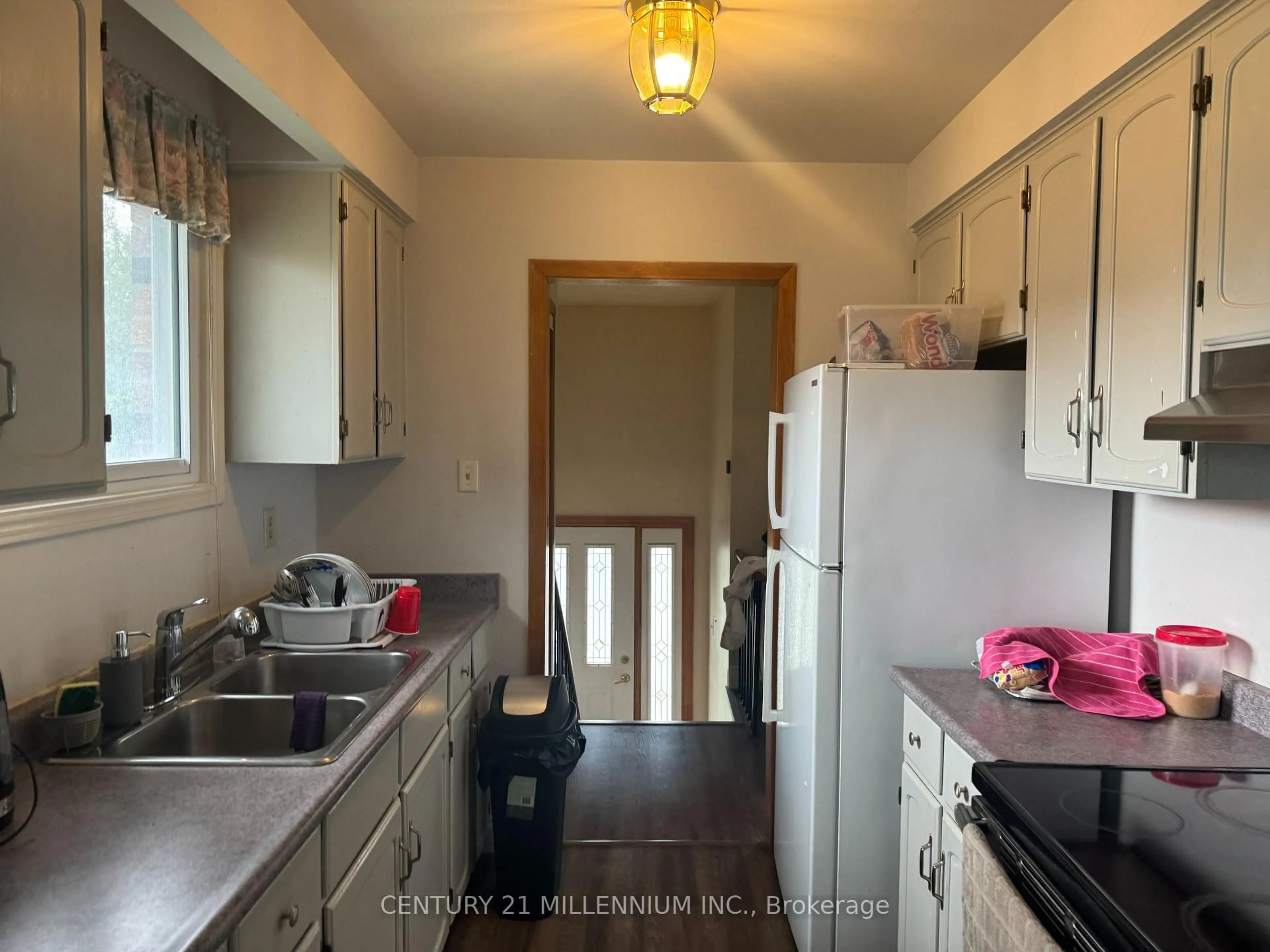 Standard kitchen, unknown for 44 Lakecrest Tr, Brampton Ontario L6Z 1S6