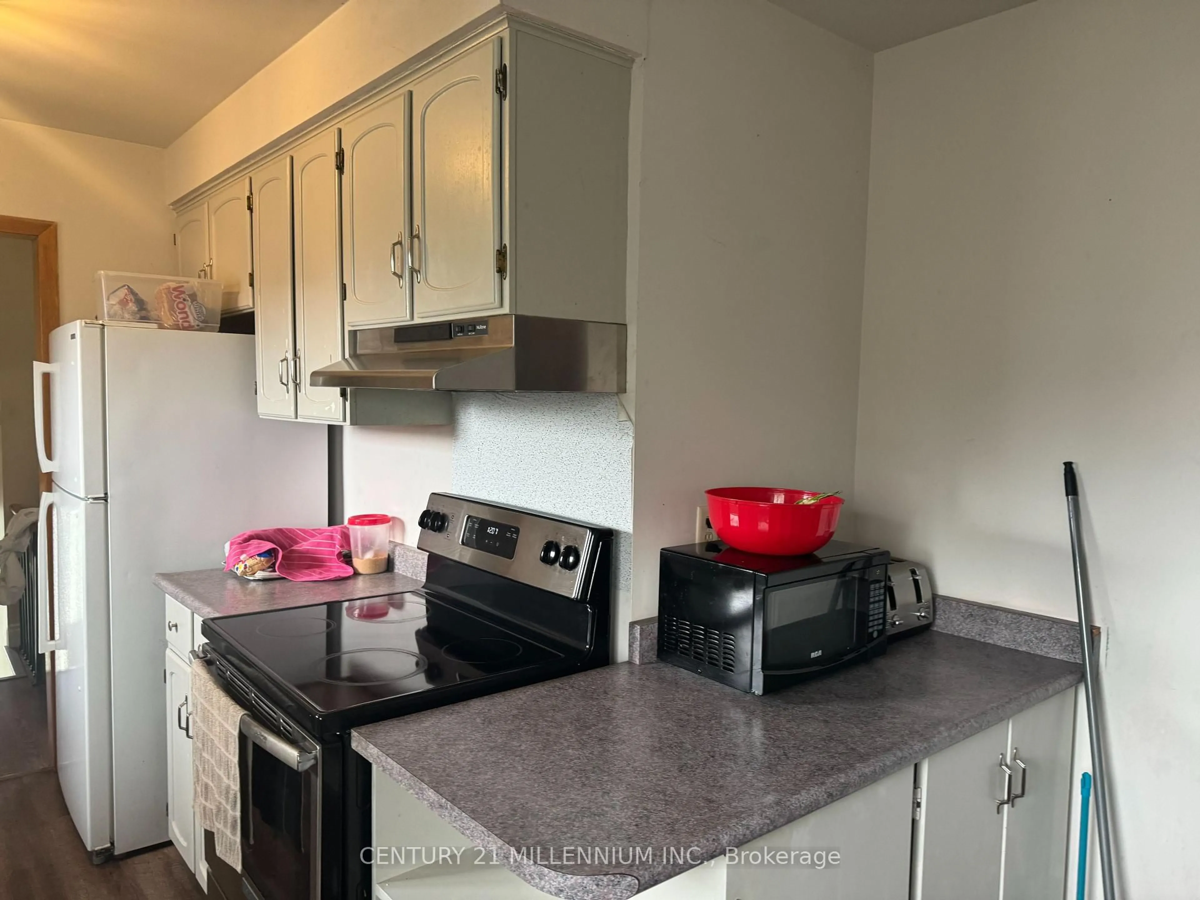 Standard kitchen, unknown for 44 Lakecrest Tr, Brampton Ontario L6Z 1S6
