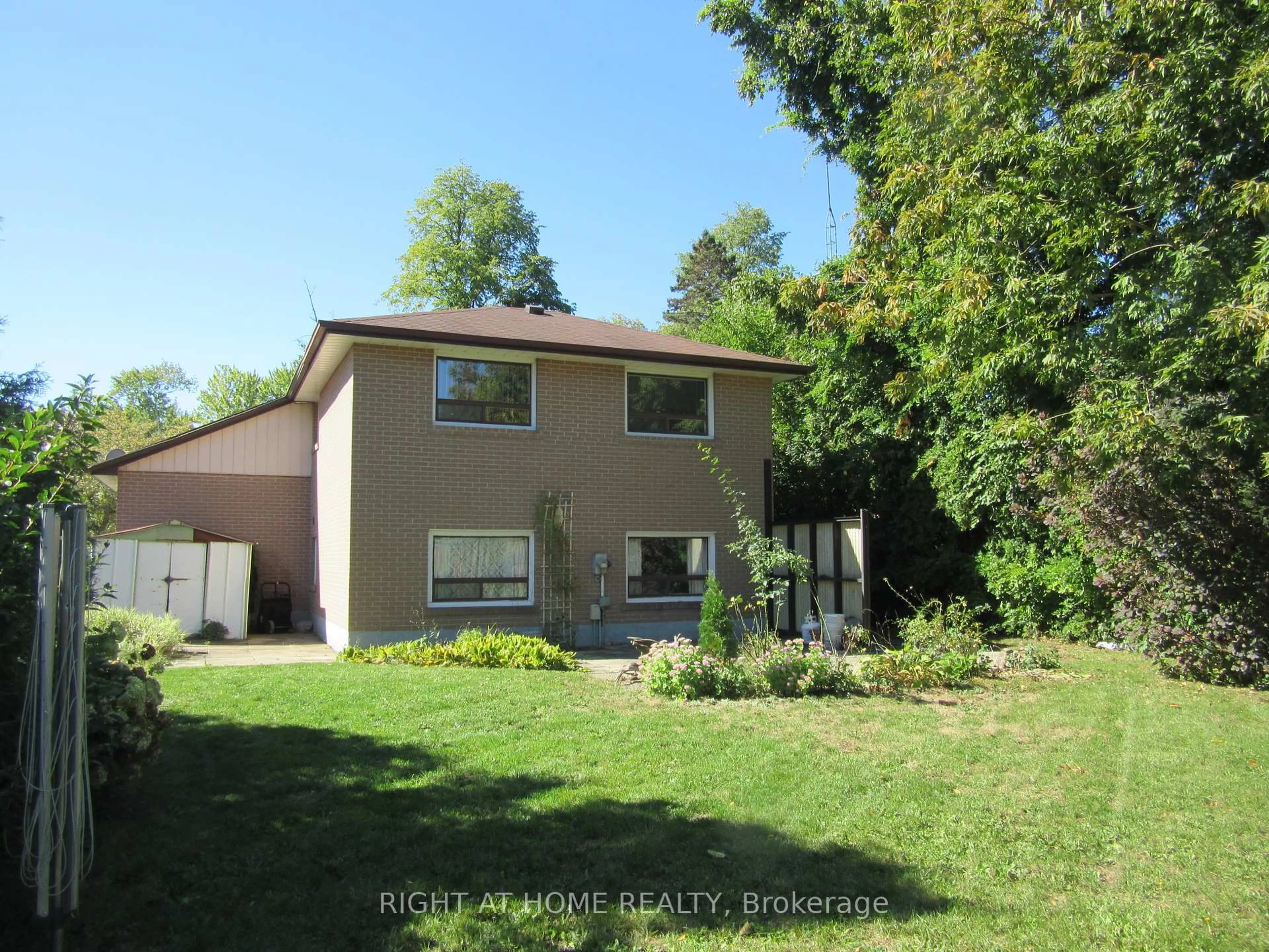 A pic from outside/outdoor area/front of a property/back of a property/a pic from drone, unknown for 1588 Hobbs Cres, Mississauga Ontario L5J 3R9