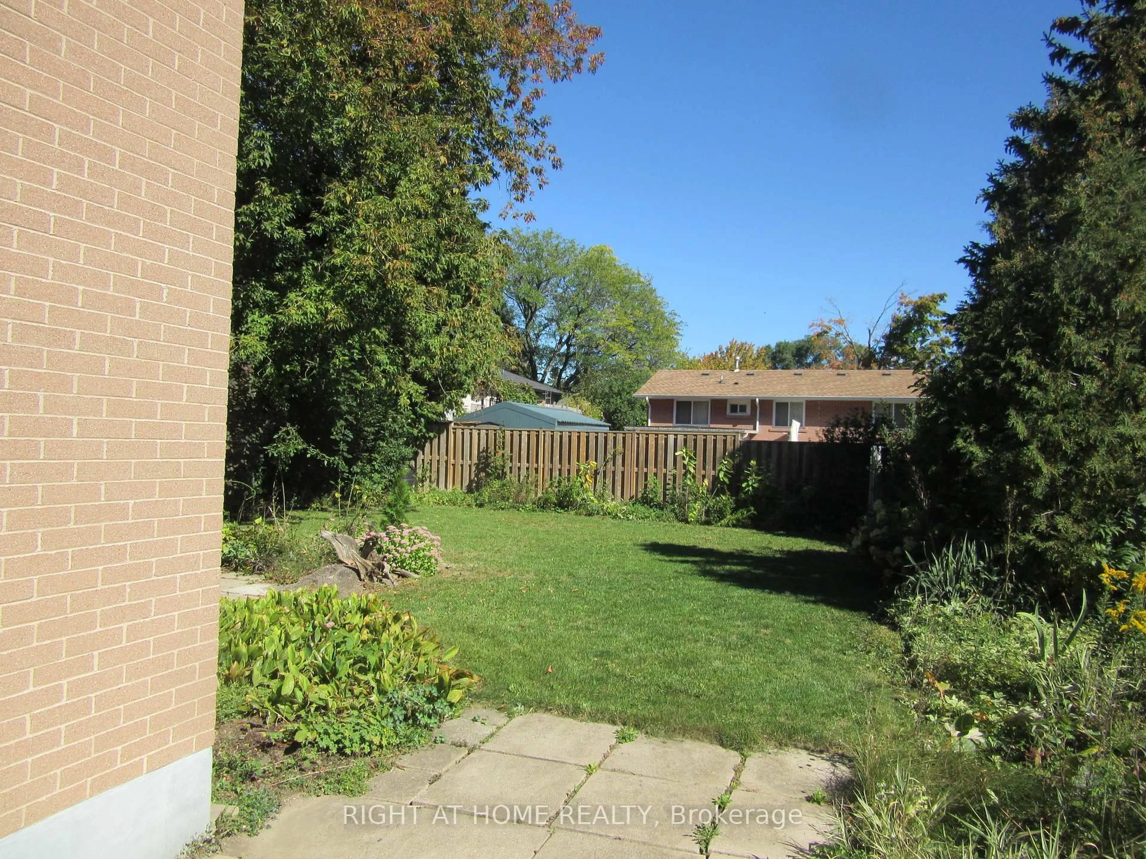 A pic from outside/outdoor area/front of a property/back of a property/a pic from drone, street for 1588 Hobbs Cres, Mississauga Ontario L5J 3R9