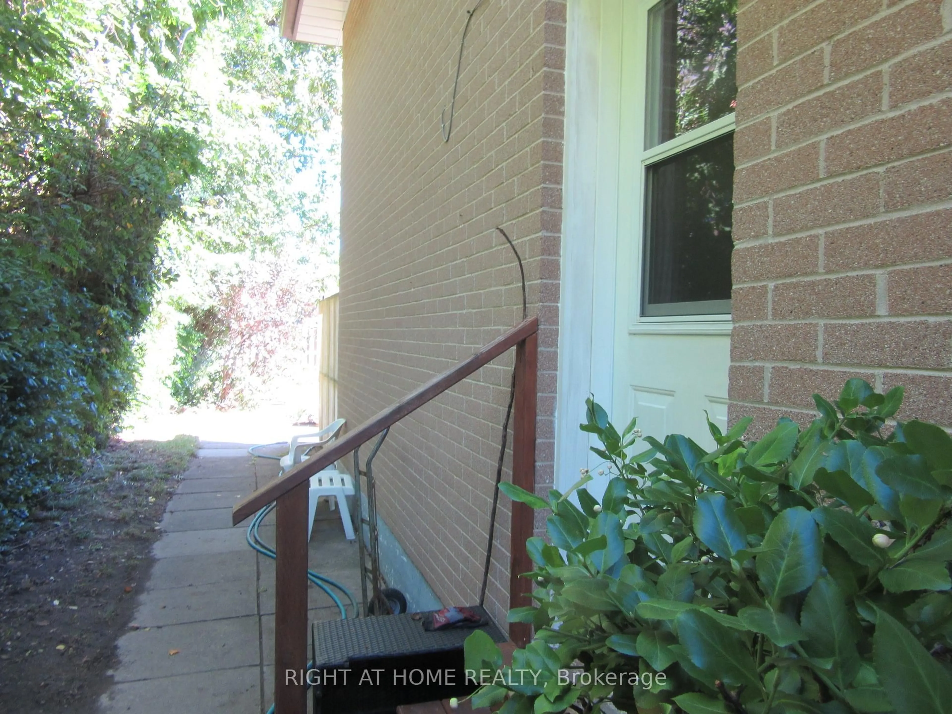 Unknown for 1588 Hobbs Cres, Mississauga Ontario L5J 3R9