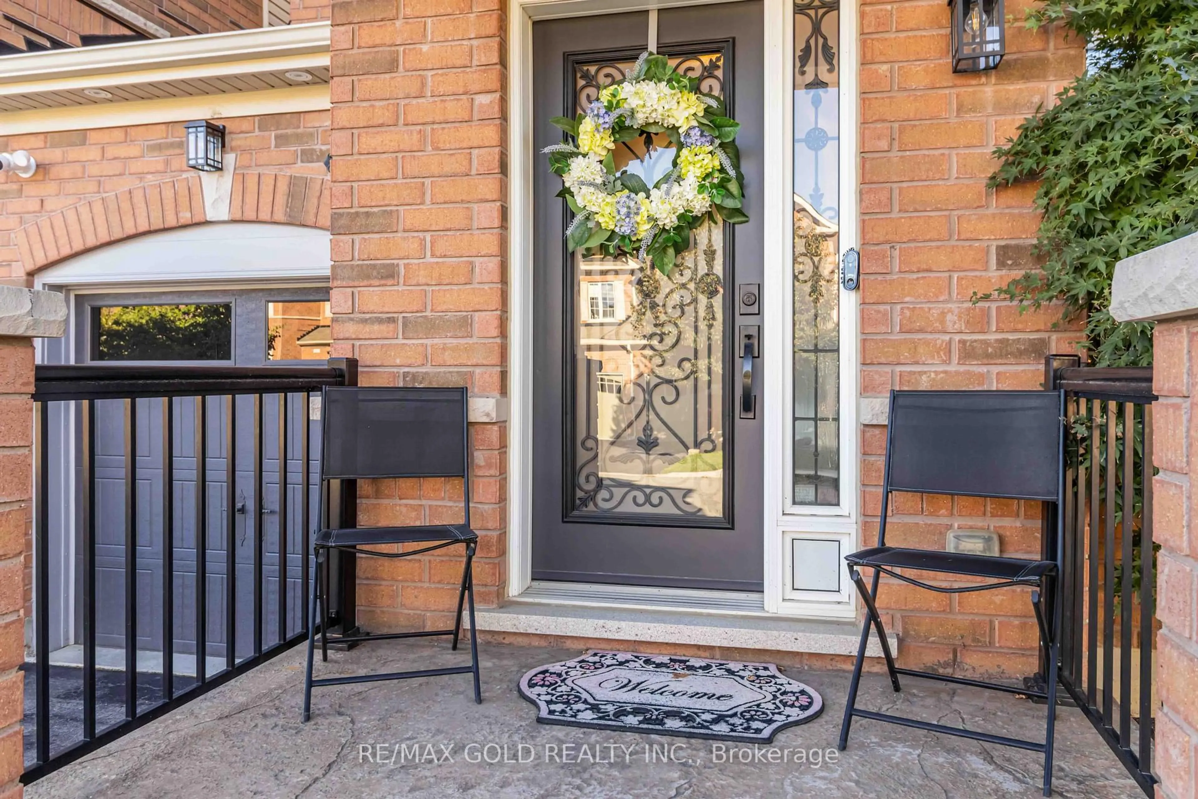 Indoor entryway for 110 Kempenfelt Tr, Brampton Ontario L7A 0Z9