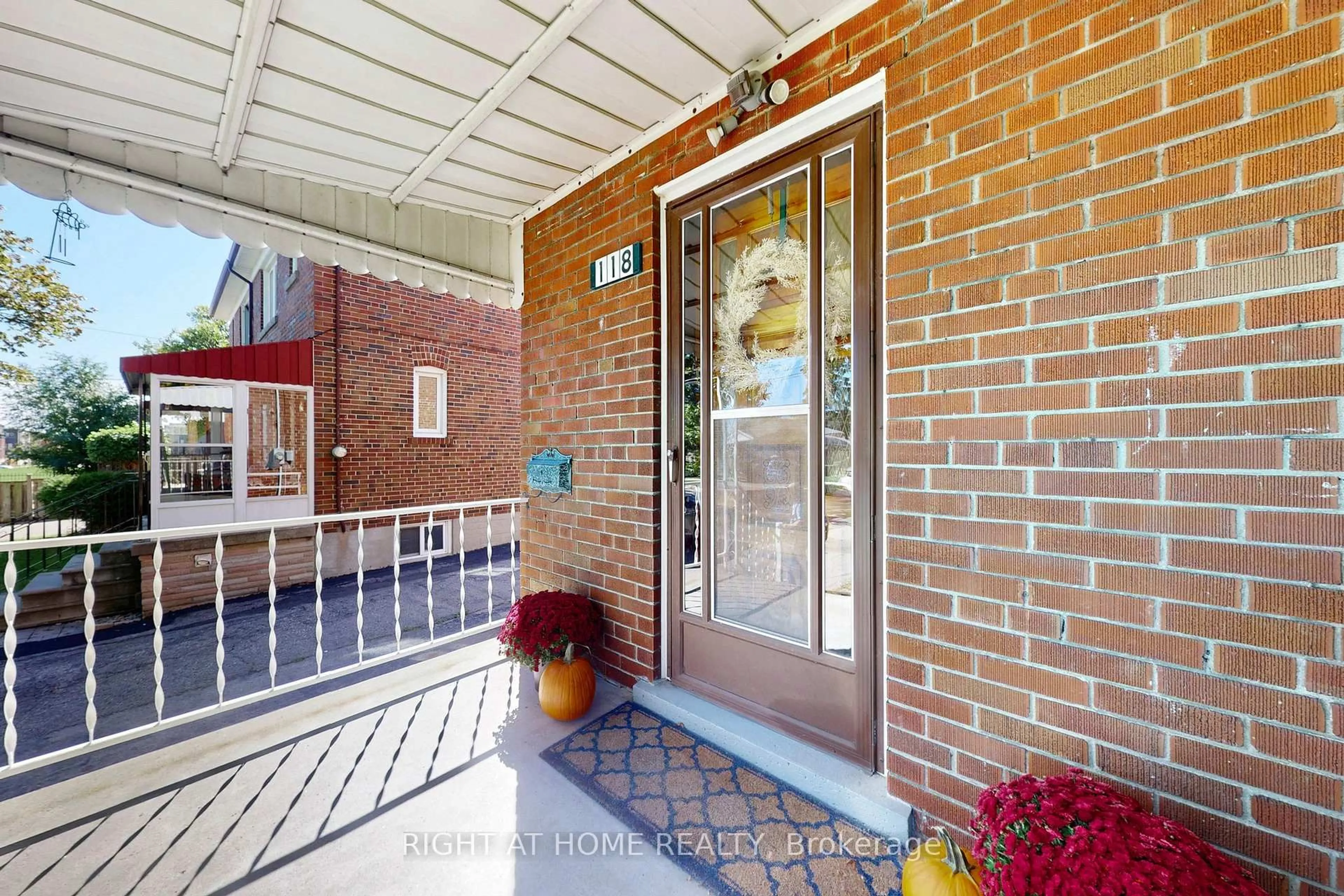 Indoor entryway for 118 Treeview Dr, Toronto Ontario M8W 4C3