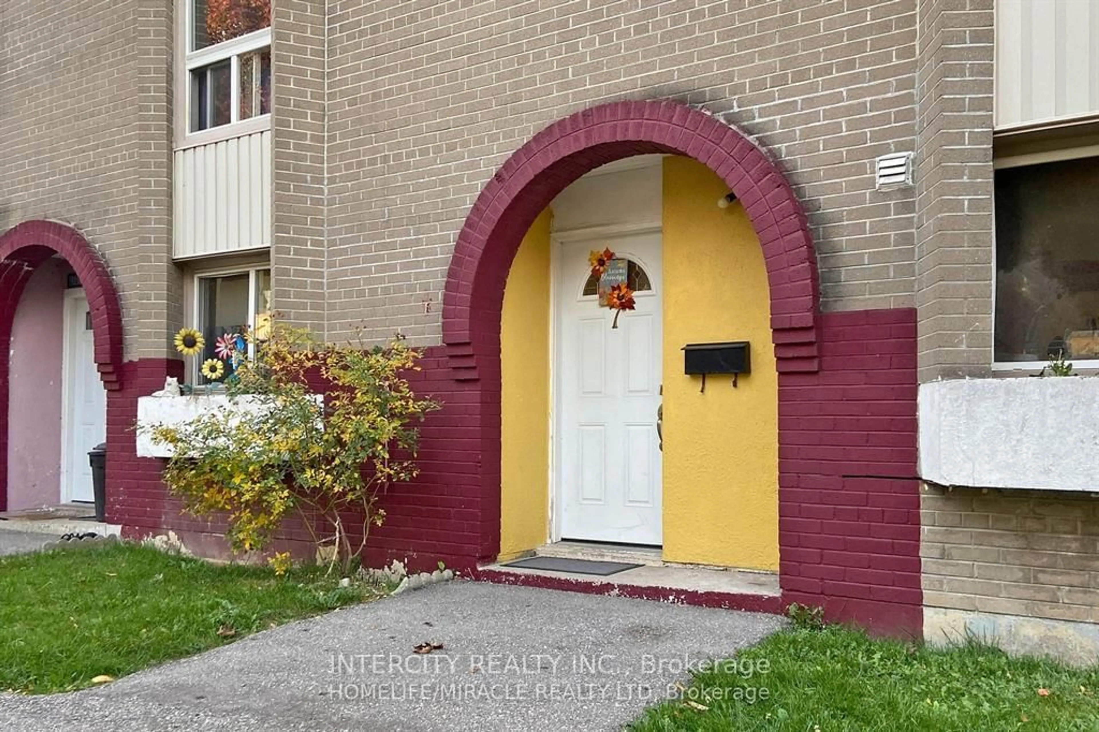 Indoor entryway for 61 Driftwood Ave #7, Toronto Ontario M3N 2M3