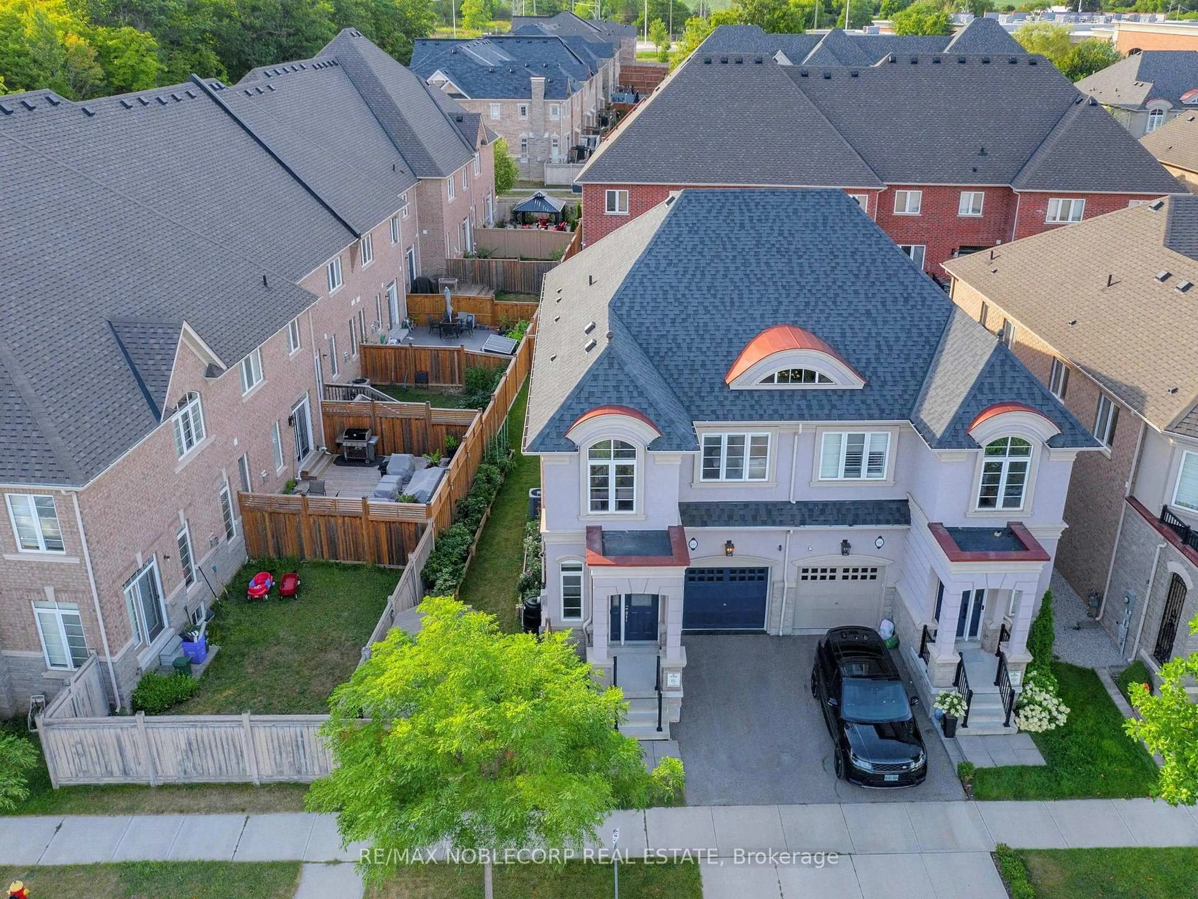 A pic from outside/outdoor area/front of a property/back of a property/a pic from drone, street for 593 Settlers Rd, Oakville Ontario L6M 4K6