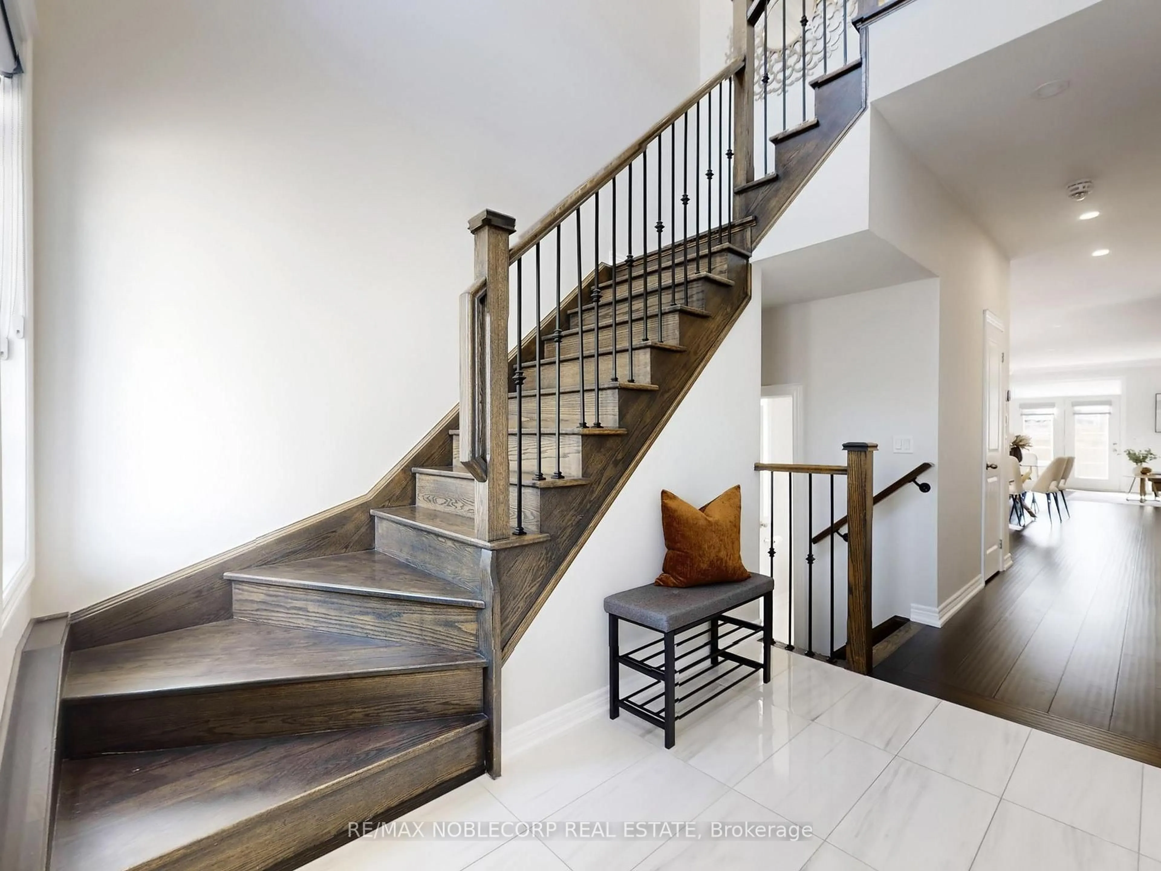 Stairs for 593 Settlers Rd, Oakville Ontario L6M 4K6