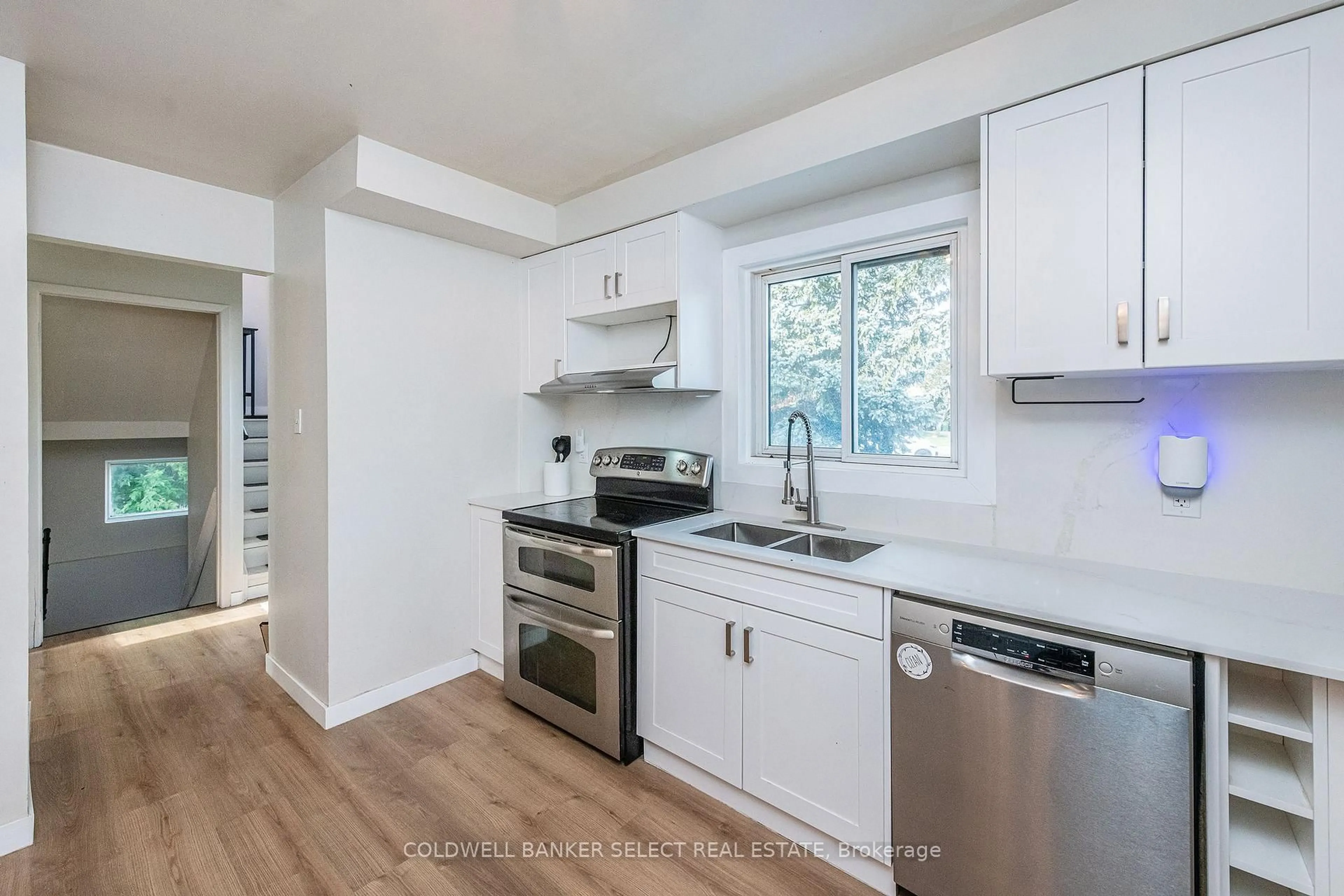 Standard kitchen, unknown for 243 Leavens Crt, Caledon Ontario L7E 2A8