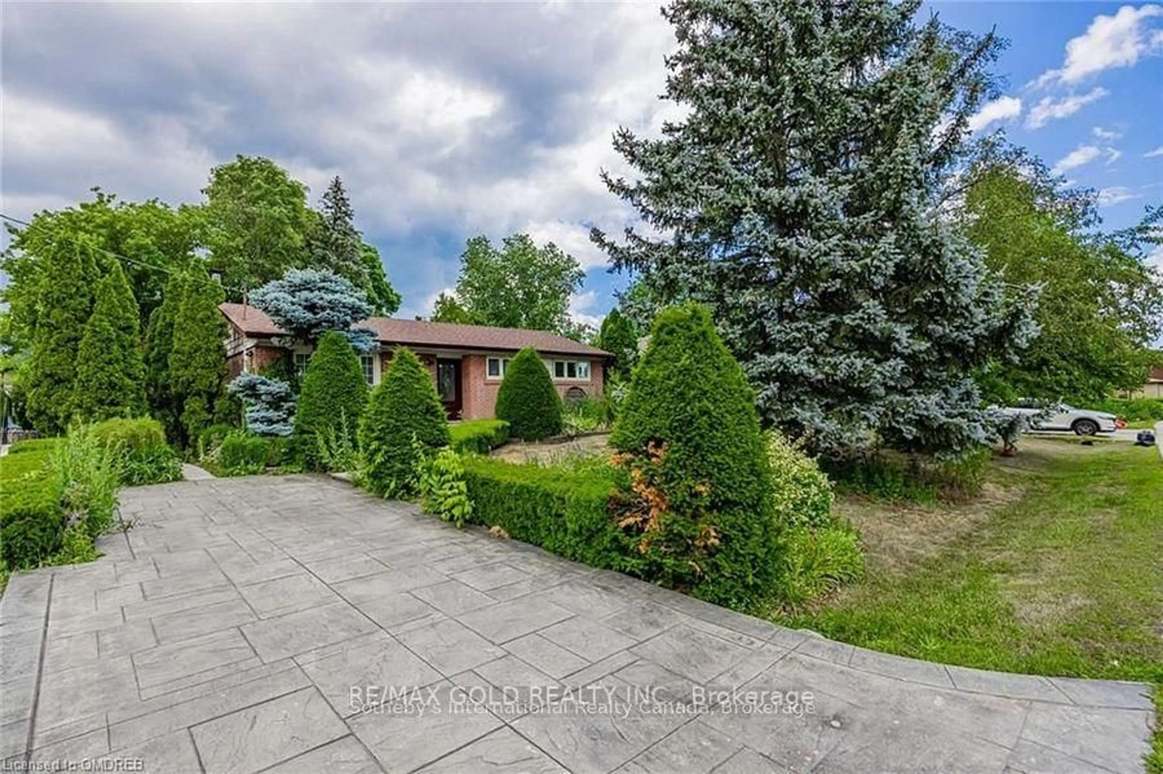 A pic from outside/outdoor area/front of a property/back of a property/a pic from drone, street for 545 SANDBROOK Rd, Oakville Ontario L6L 4M6
