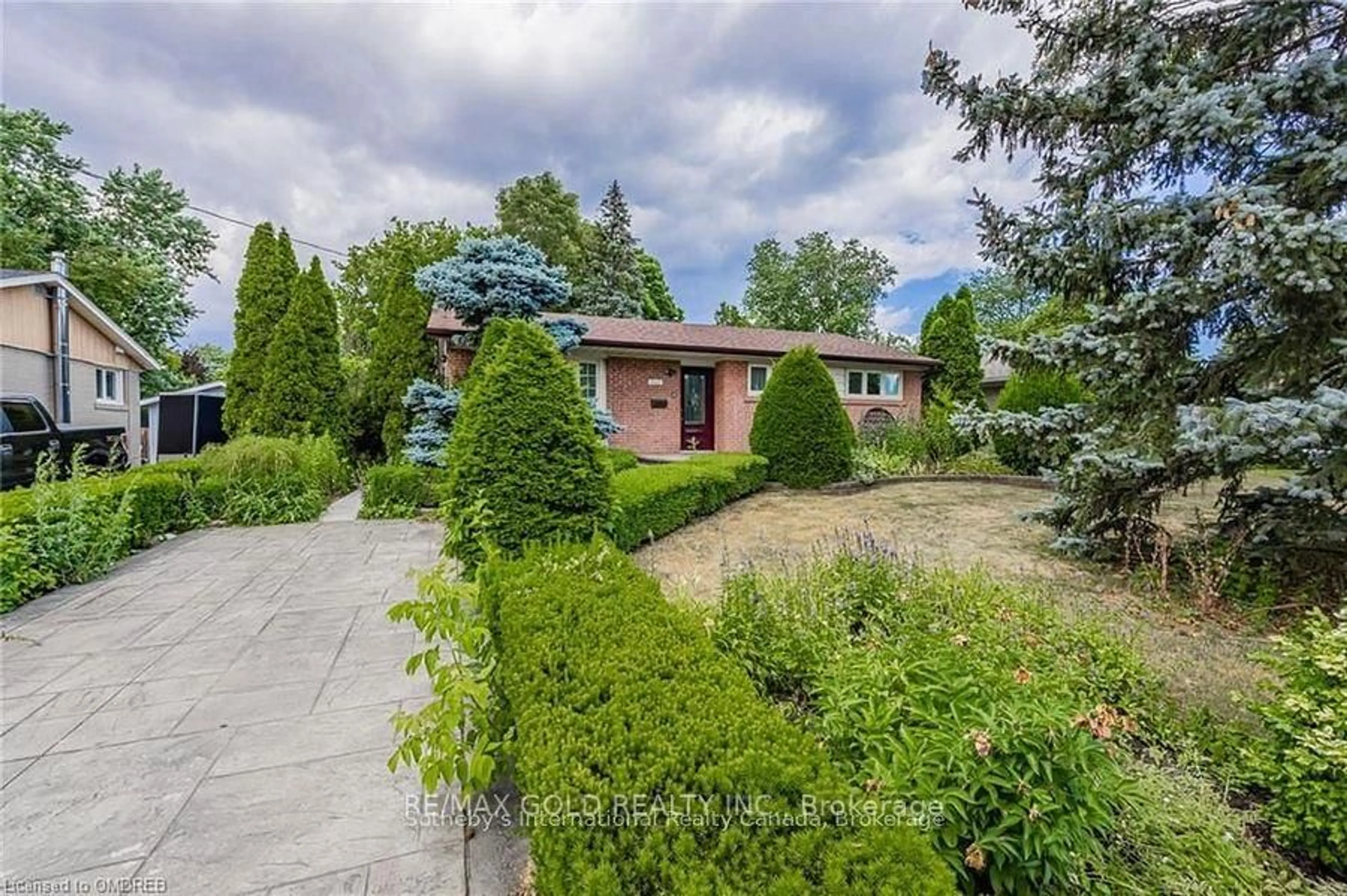 A pic from outside/outdoor area/front of a property/back of a property/a pic from drone, unknown for 545 SANDBROOK Rd, Oakville Ontario L6L 4M6