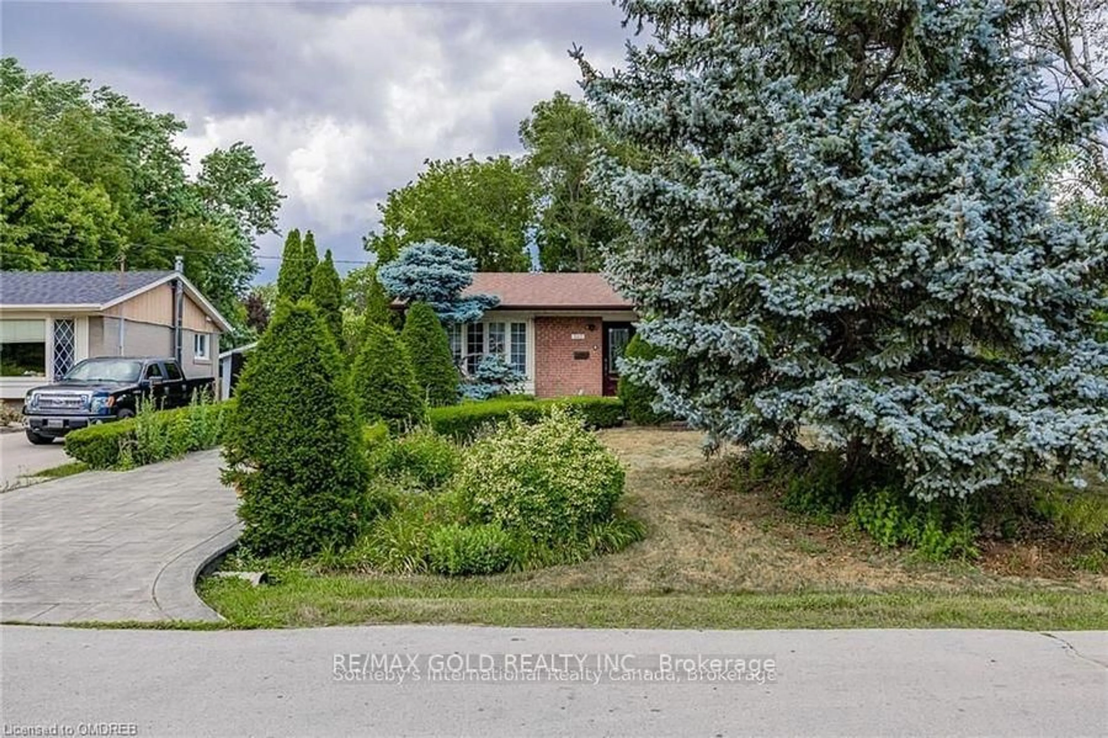 A pic from outside/outdoor area/front of a property/back of a property/a pic from drone, street for 545 SANDBROOK Rd, Oakville Ontario L6L 4M6
