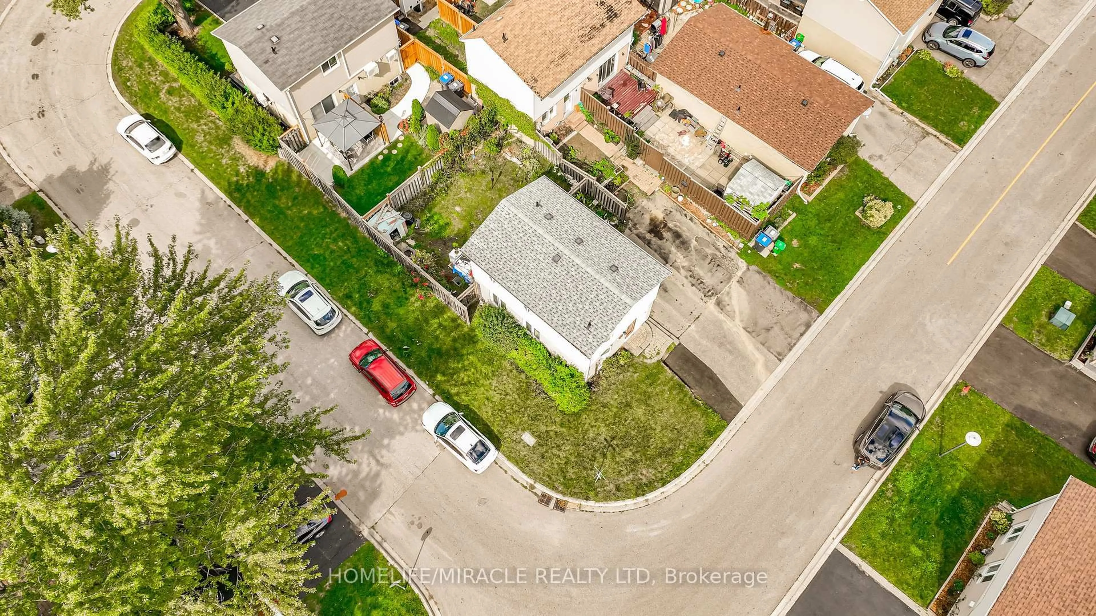 A pic from outside/outdoor area/front of a property/back of a property/a pic from drone, street for 5 Holmcrest Crt, Brampton Ontario L6S 1R6