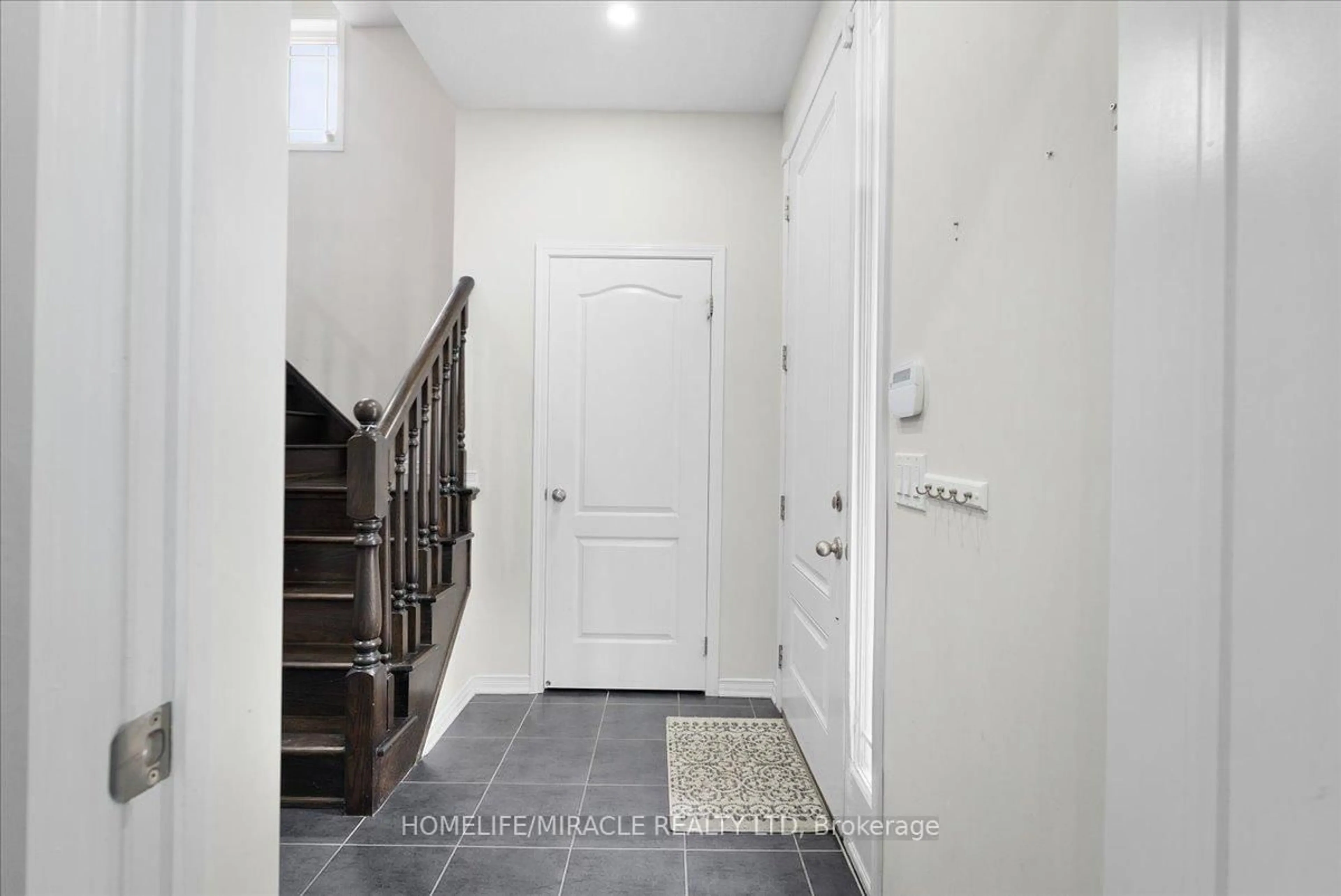 Indoor entryway for 402 Dougall Ave, Caledon Ontario L7C 2H1