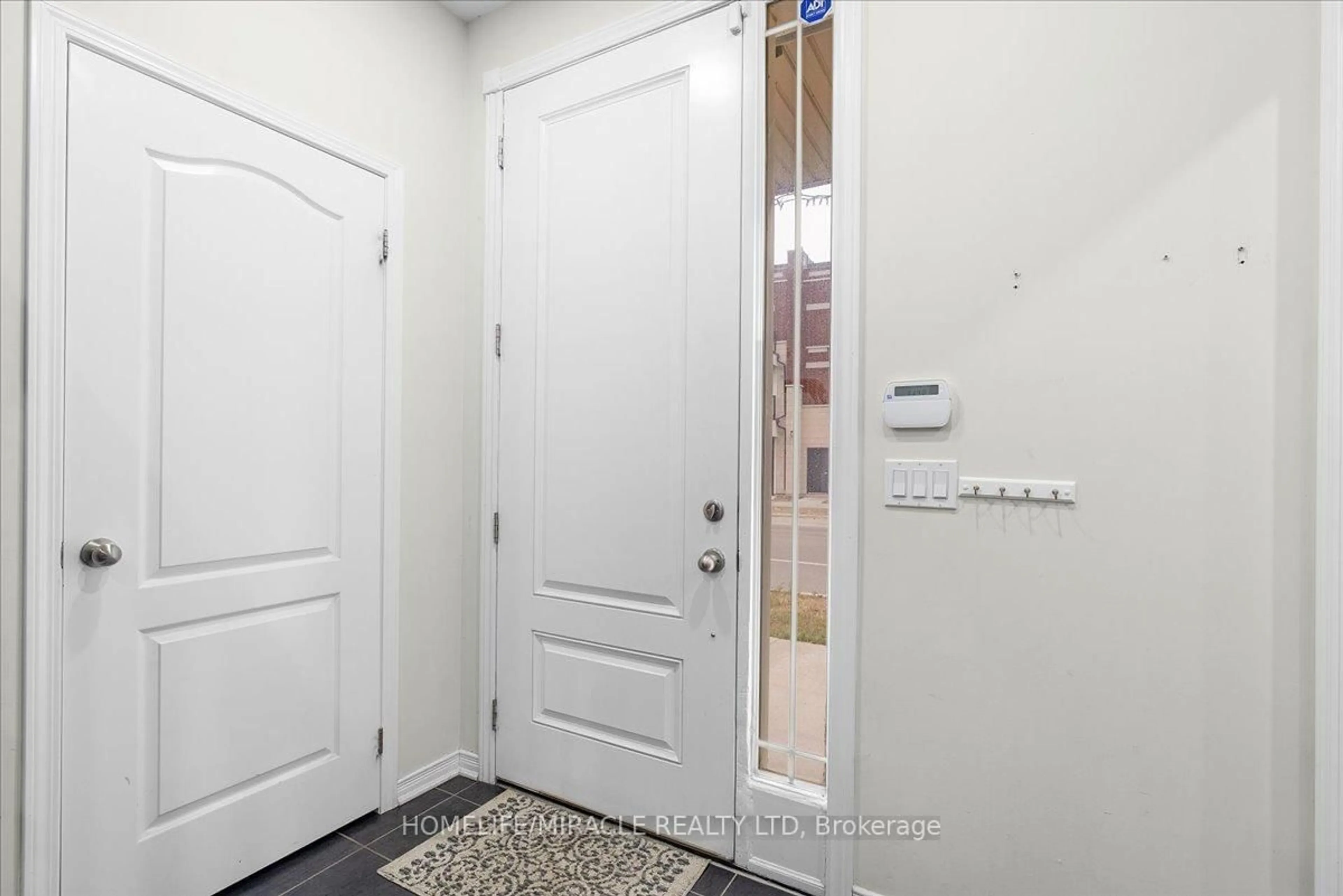 Indoor entryway for 402 Dougall Ave, Caledon Ontario L7C 2H1