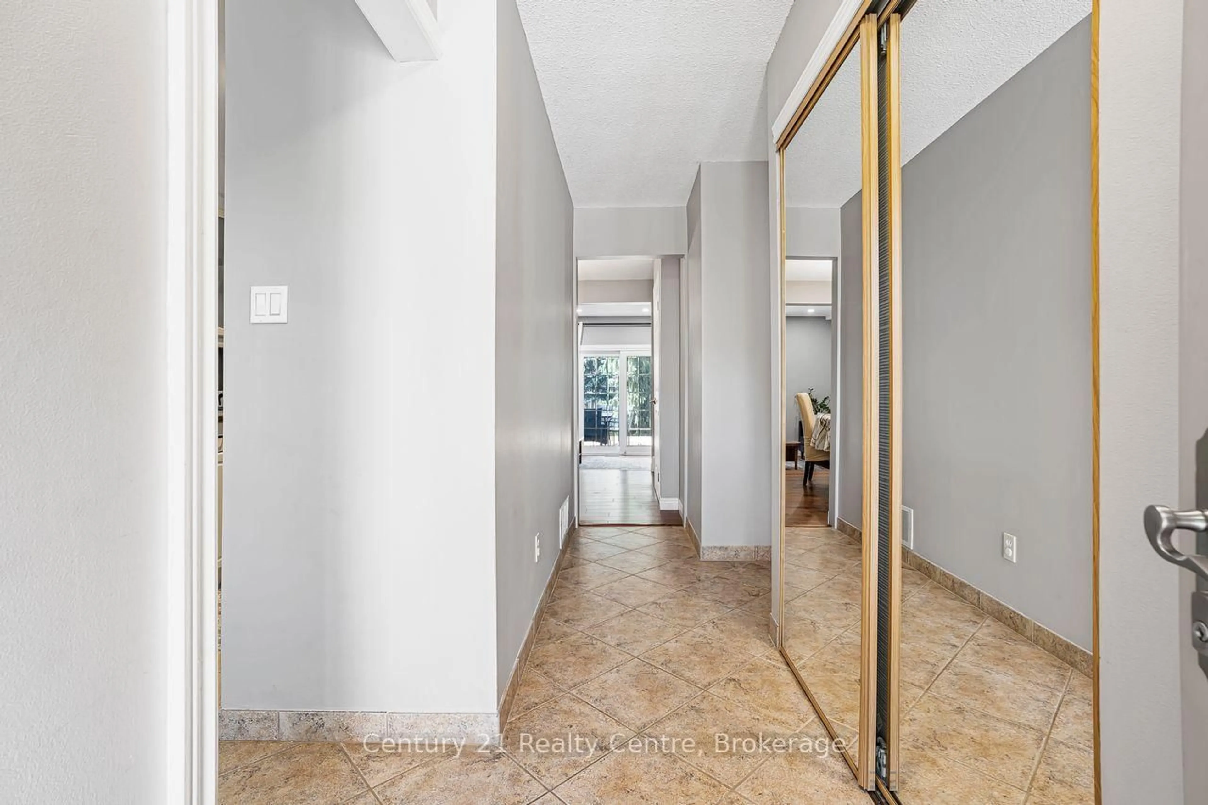 Indoor foyer for 2203 Middlesmoor Cres, Burlington Ontario L7P 3X2