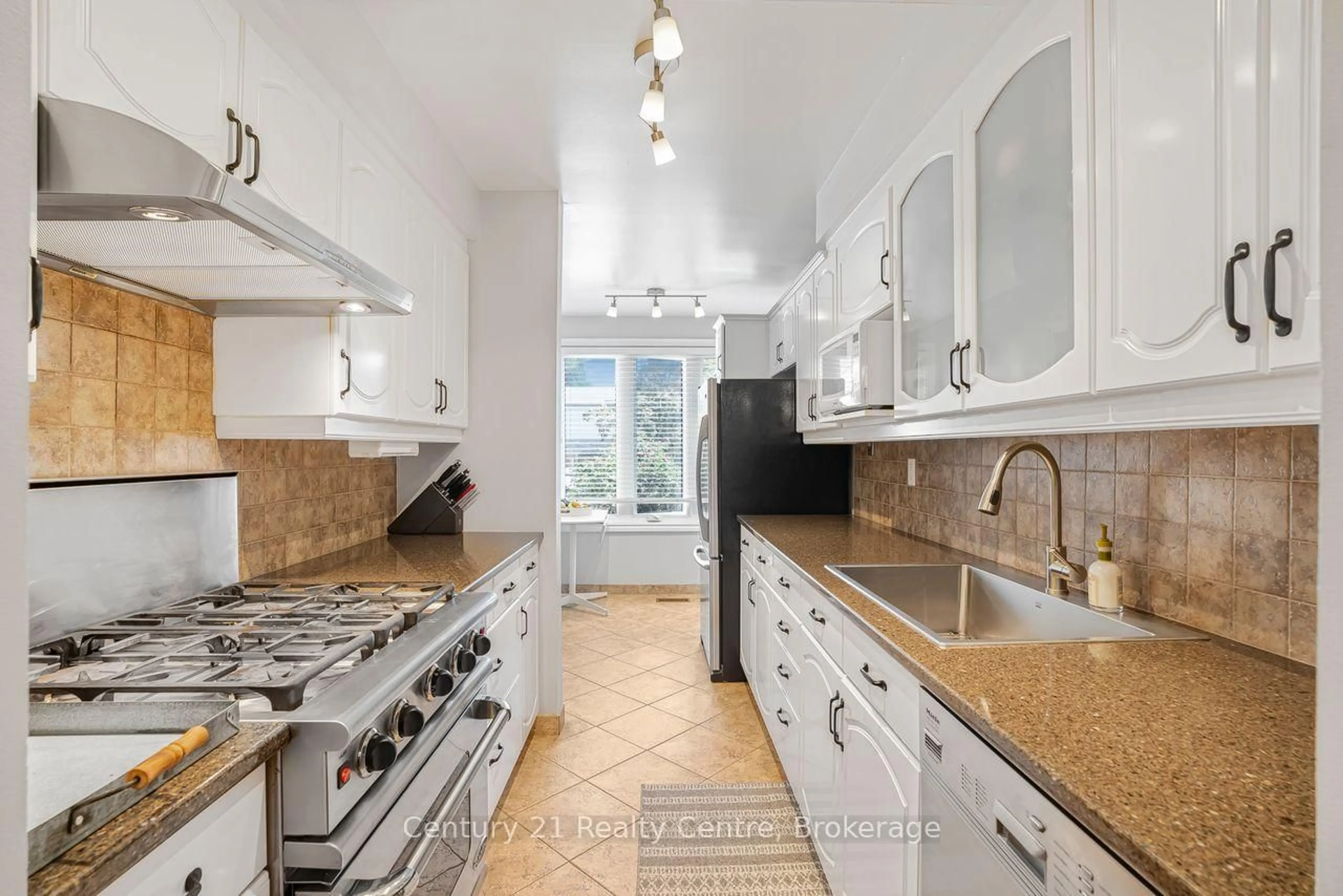 Standard kitchen, ceramic/tile floor for 2203 Middlesmoor Cres, Burlington Ontario L7P 3X2