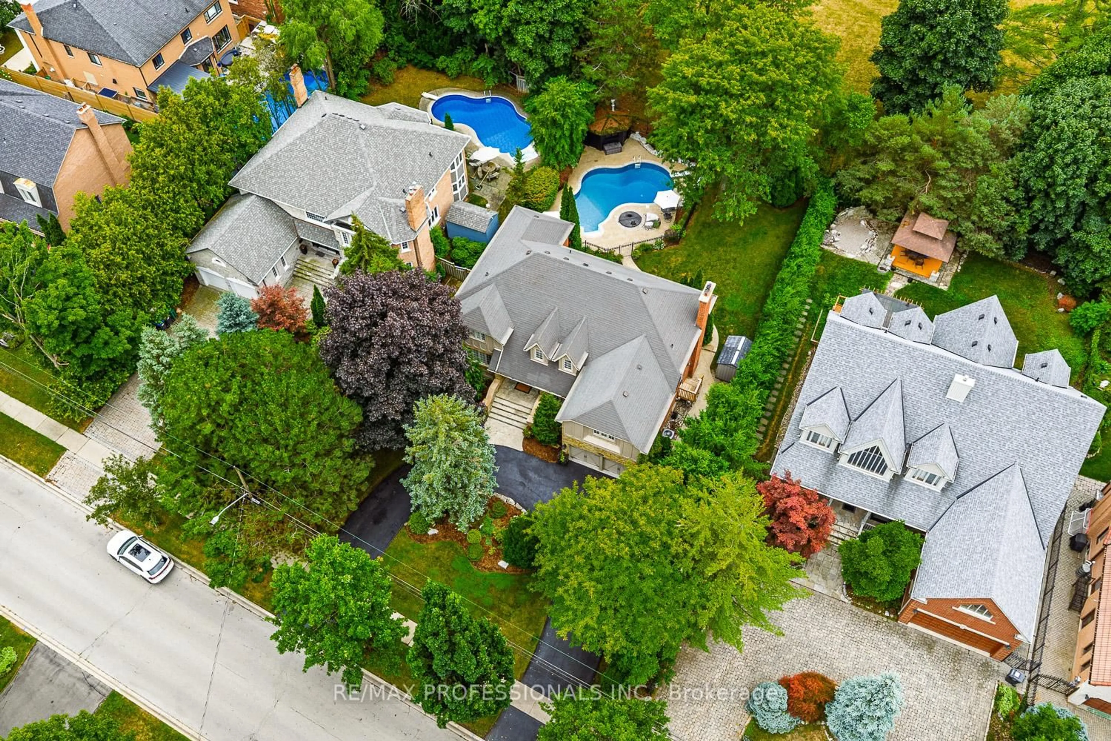 A pic from outside/outdoor area/front of a property/back of a property/a pic from drone, street for 2446 Hammond Rd, Mississauga Ontario L5K 1T2