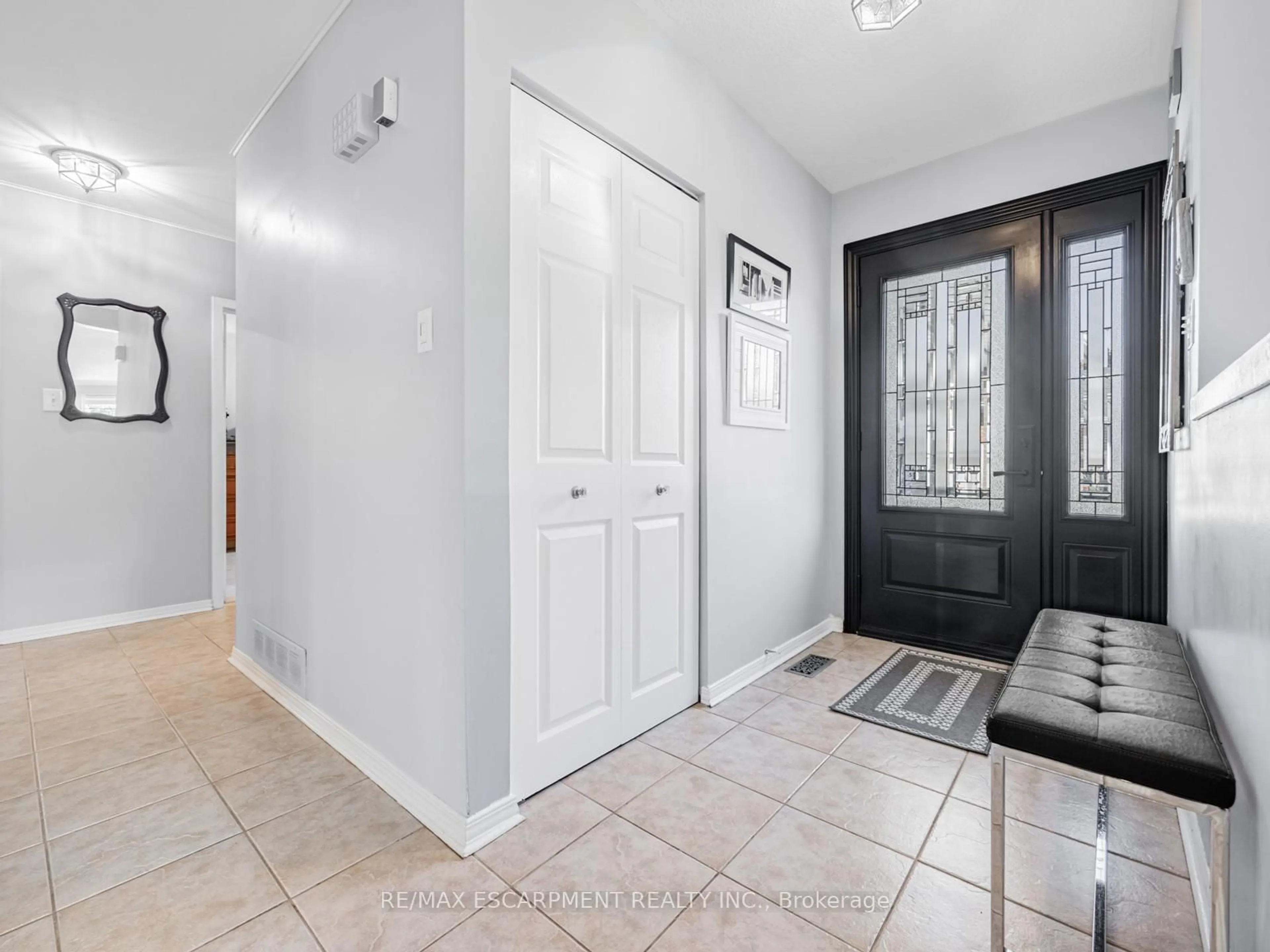 Indoor entryway for 1483 Karenza Rd, Mississauga Ontario L5J 3W3