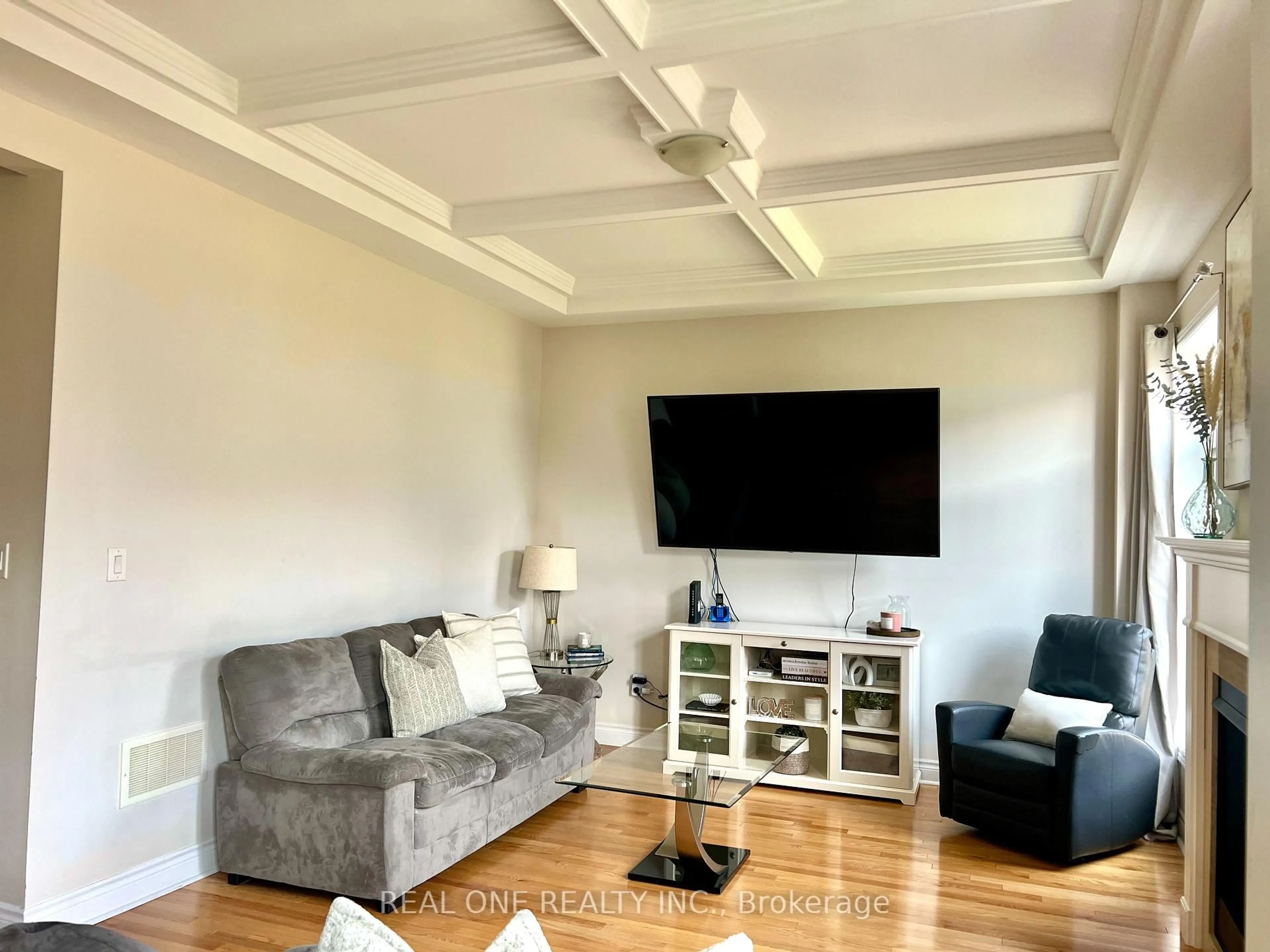 Living room with furniture, wood/laminate floor for 250 Niagara Tr, Halton Hills Ontario L7G 0A7