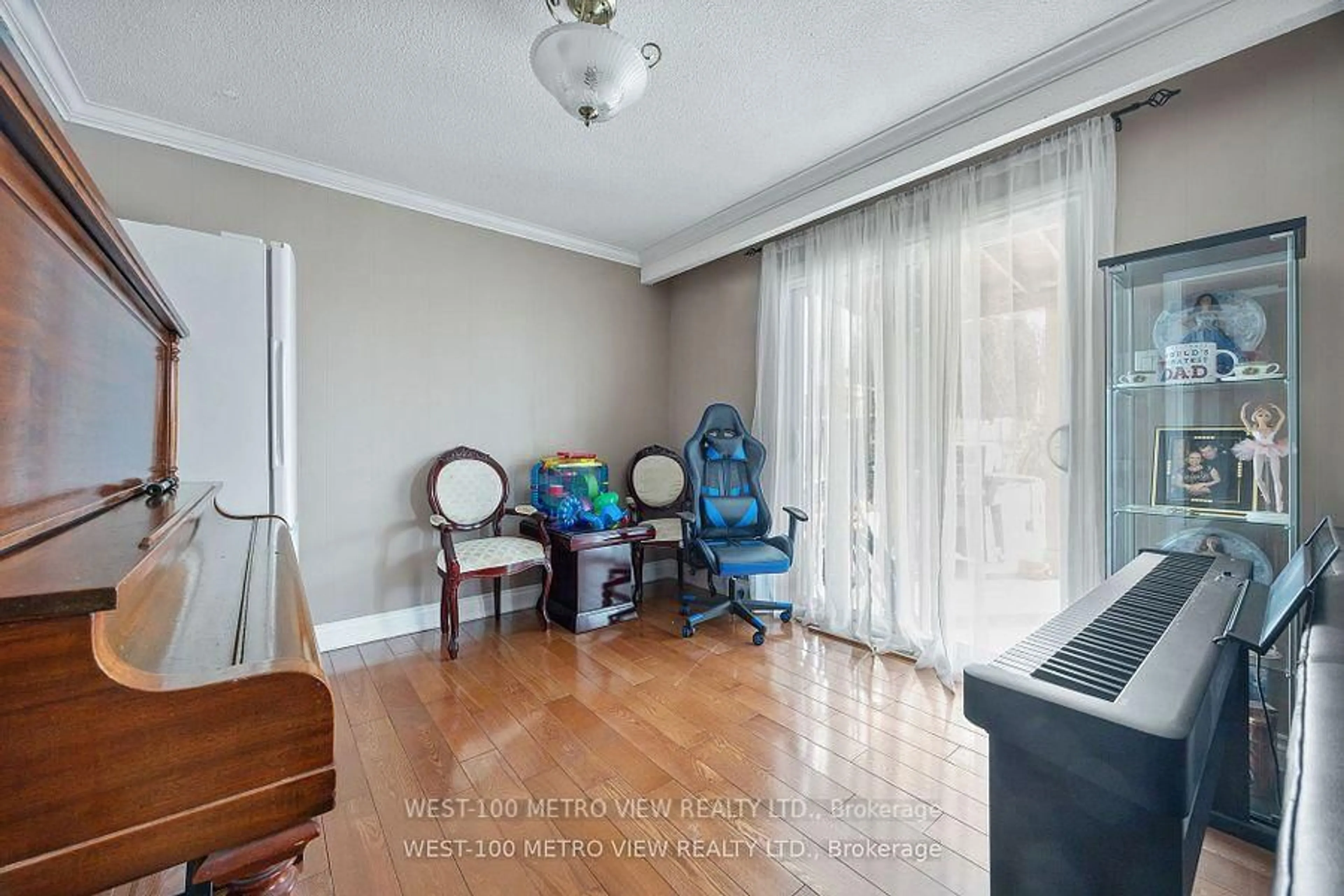 Living room with furniture, unknown for 3948 Midhurst Lane, Mississauga Ontario L4Z 1C7