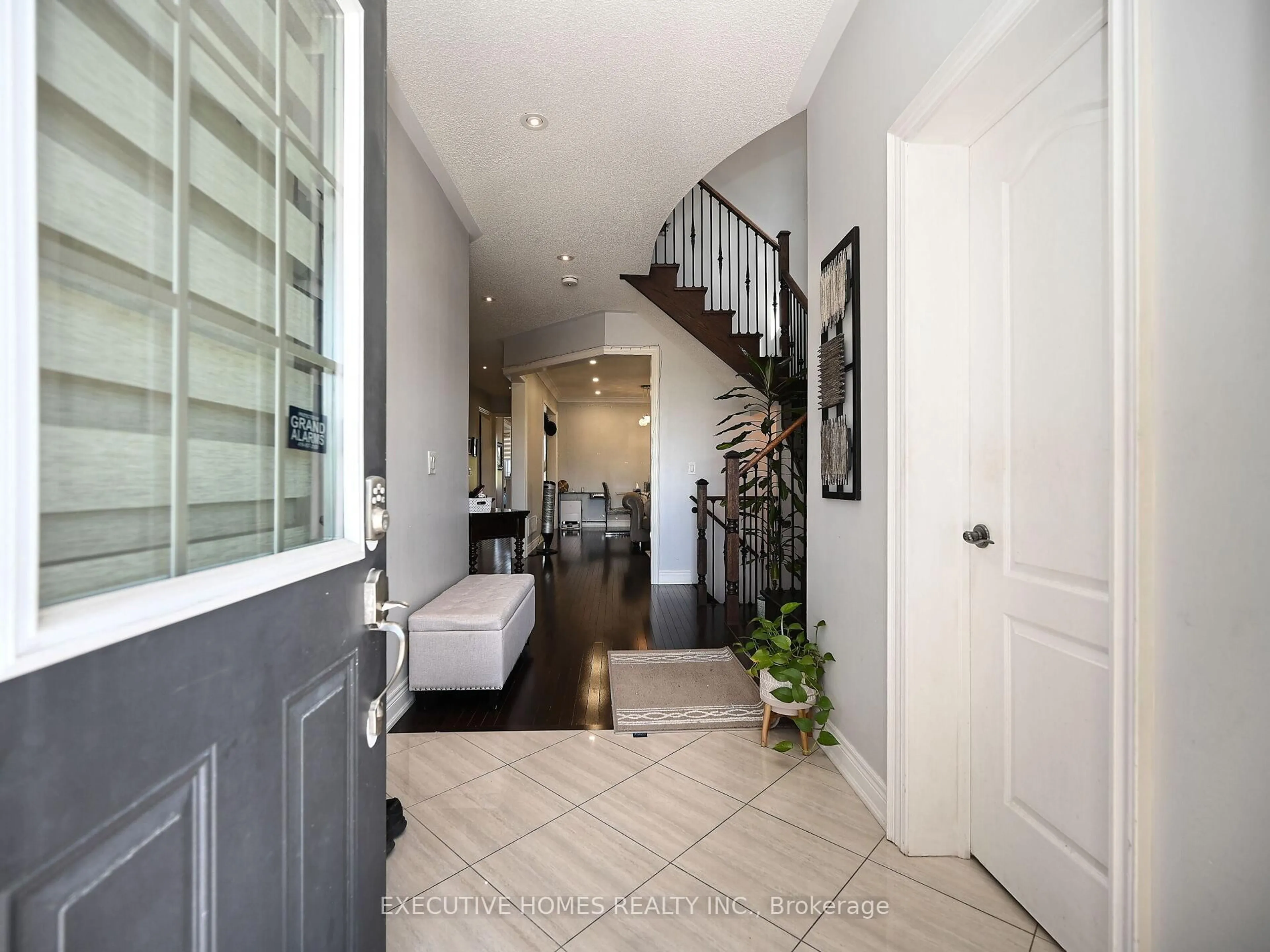 Indoor entryway for 55 Apple Valley Way, Brampton Ontario L5P 3R5