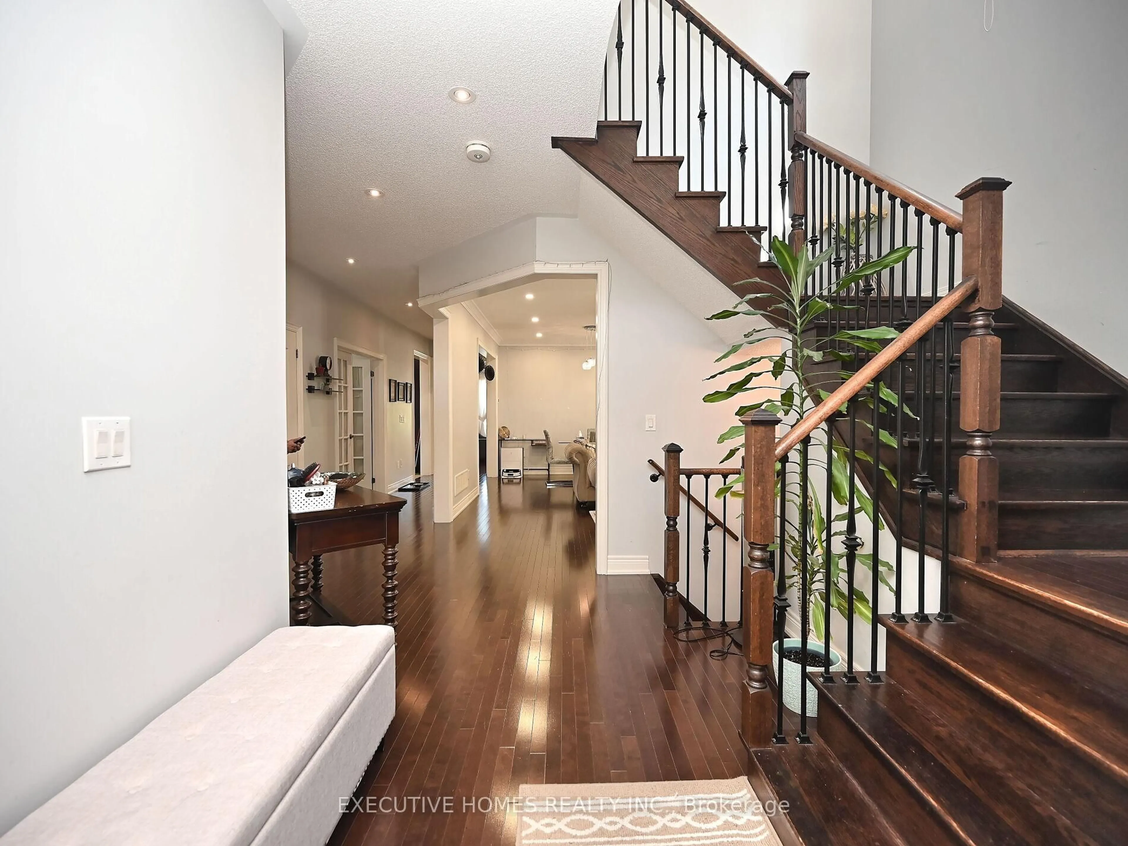 Indoor foyer for 55 Apple Valley Way, Brampton Ontario L5P 3R5