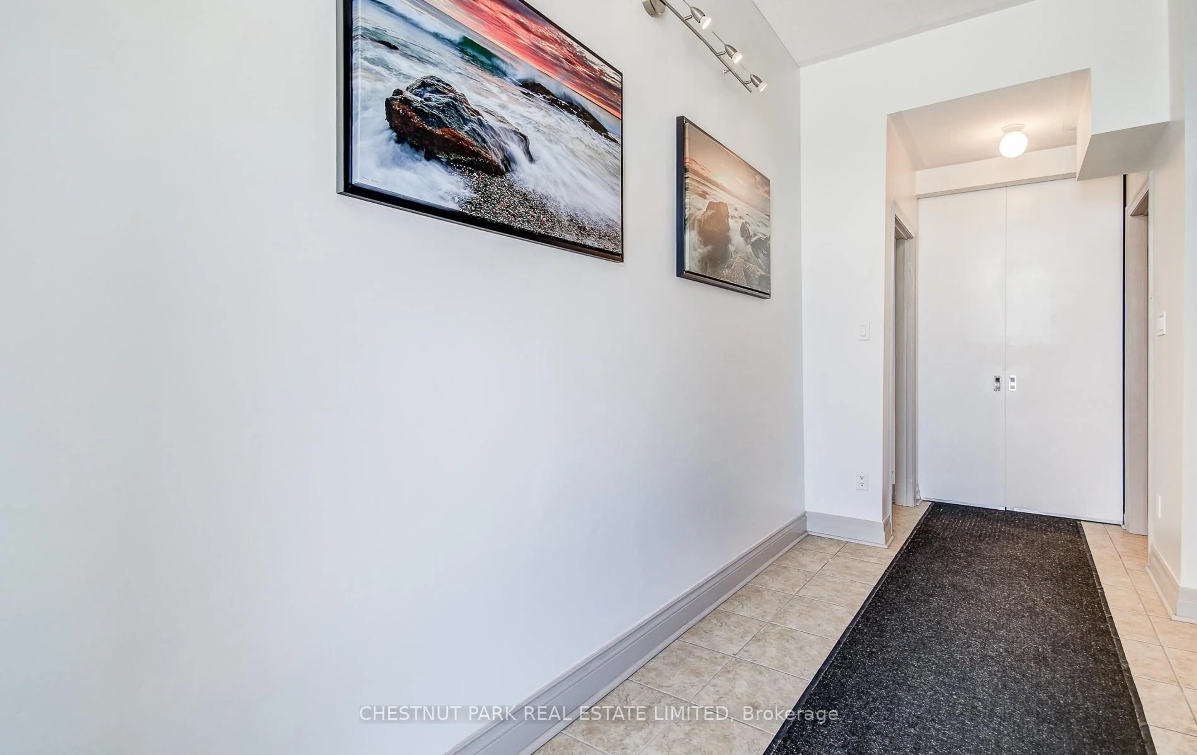 Indoor foyer for 885 Lakeshore Rd #5, Mississauga Ontario L5E 1E2