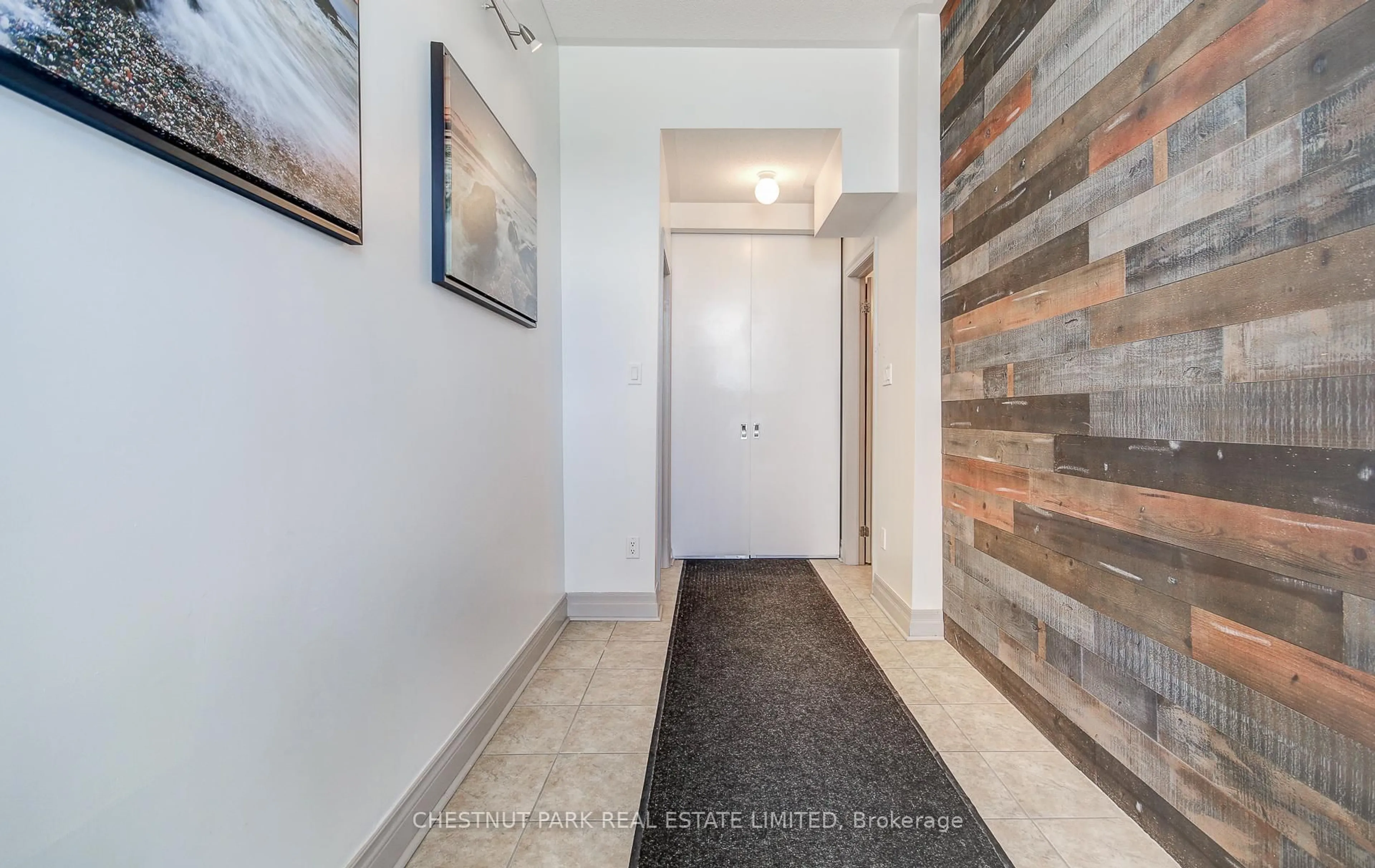 Indoor entryway for 885 Lakeshore Rd #5, Mississauga Ontario L5E 1E2