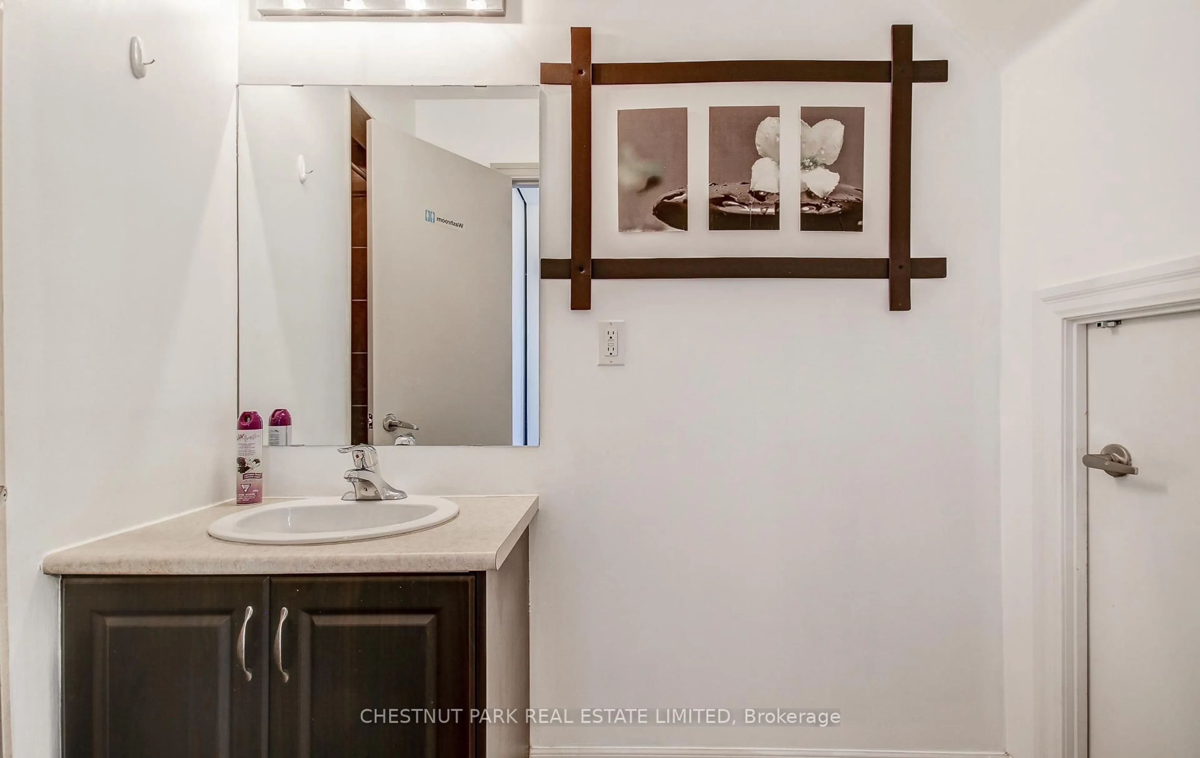 Standard bathroom, ceramic/tile floor for 885 Lakeshore Rd #5, Mississauga Ontario L5E 1E2