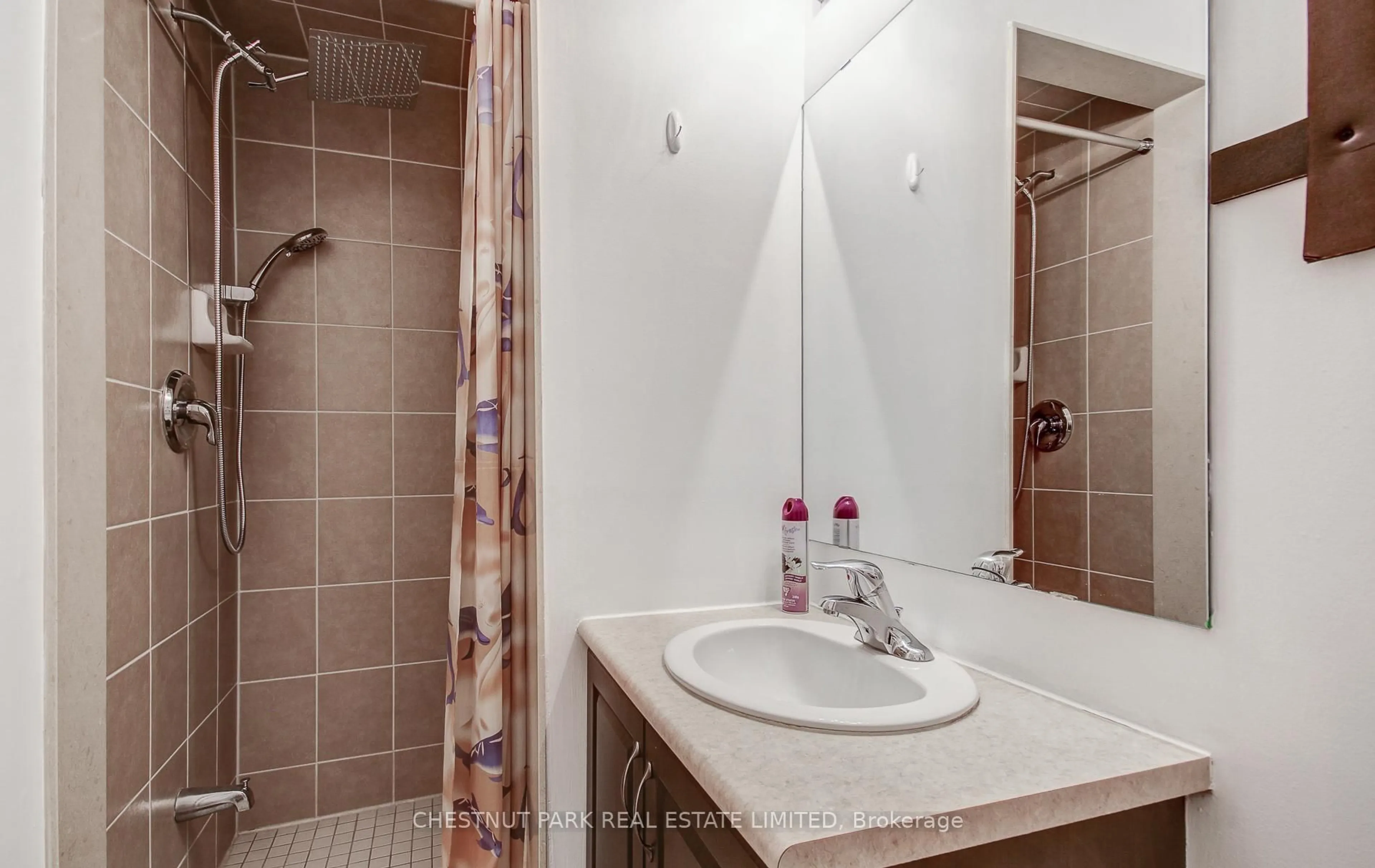 Standard bathroom, ceramic/tile floor for 885 Lakeshore Rd #5, Mississauga Ontario L5E 1E2