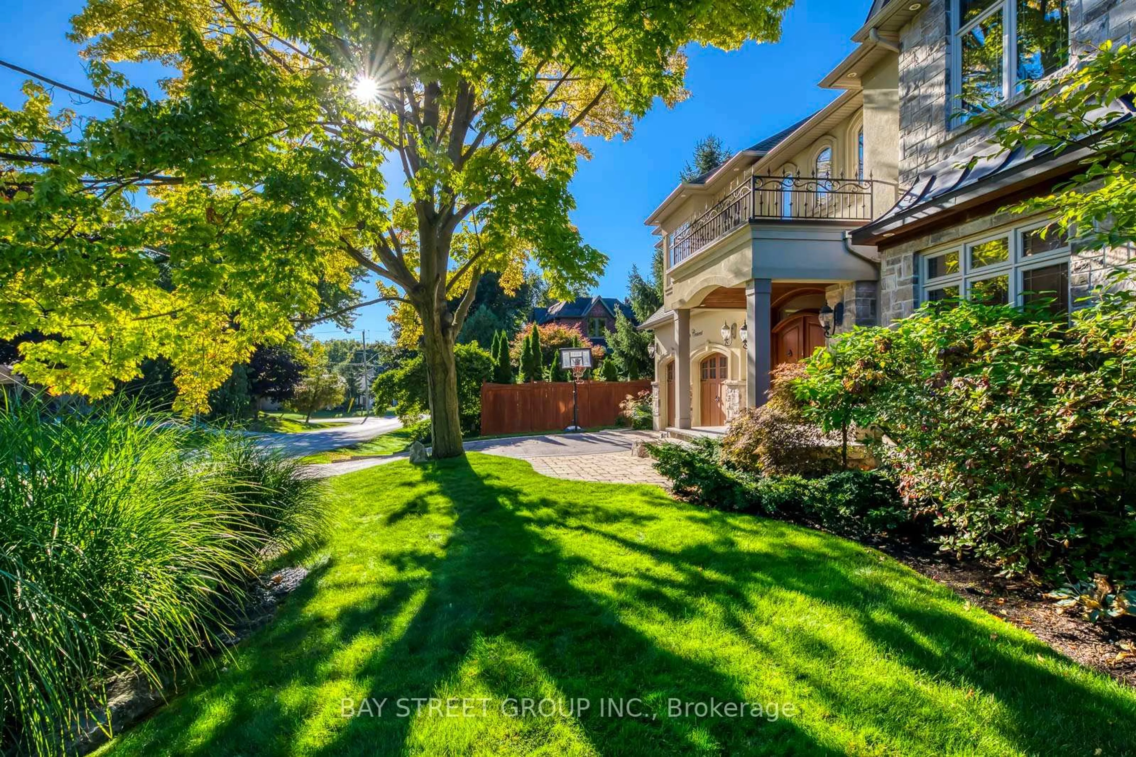 A pic from outside/outdoor area/front of a property/back of a property/a pic from drone, water/lake/river/ocean view for 452 Avon Cres, Oakville Ontario L6J 2T3