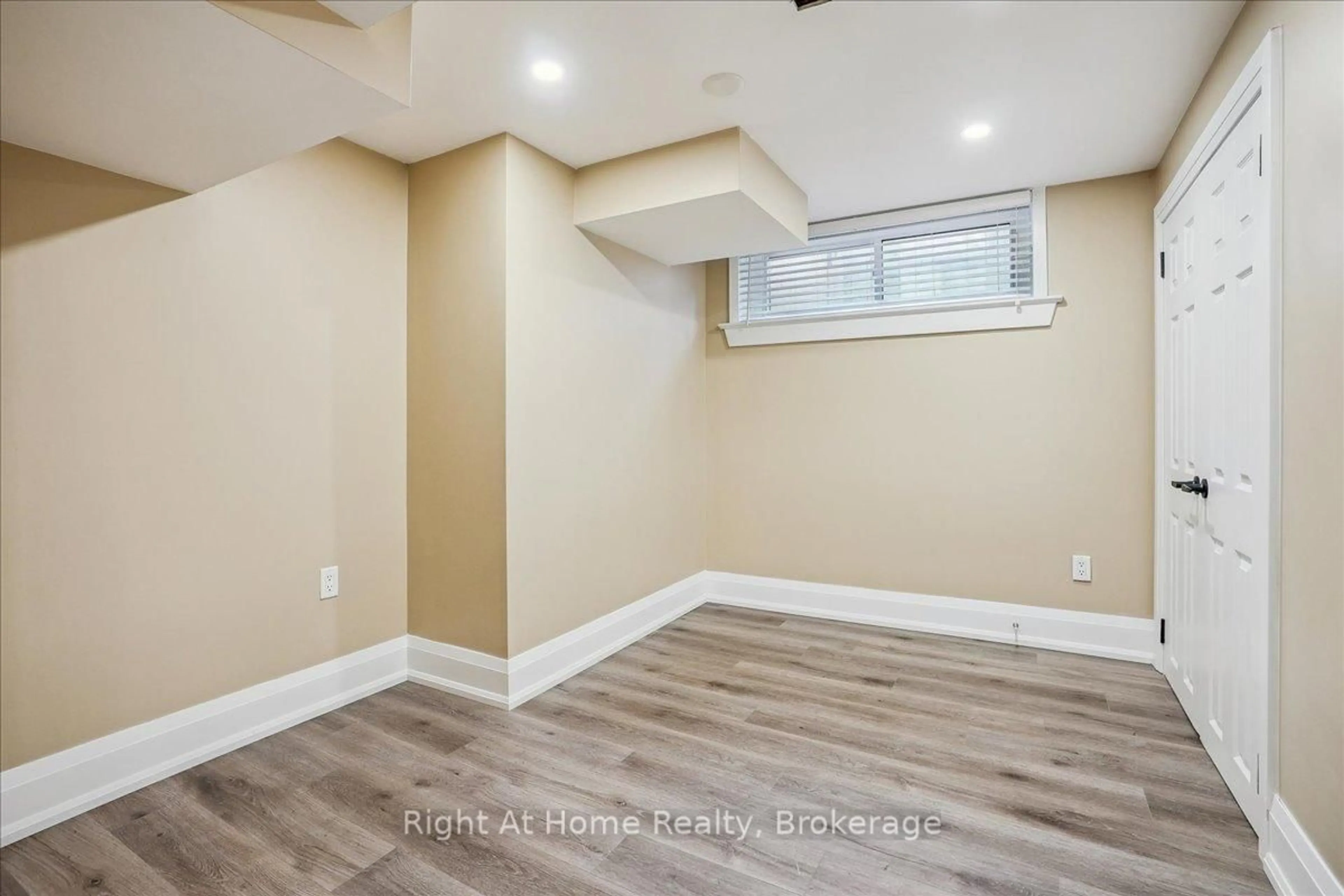 A pic of a room for 257 Wales Cres, Oakville Ontario L6L 3X8