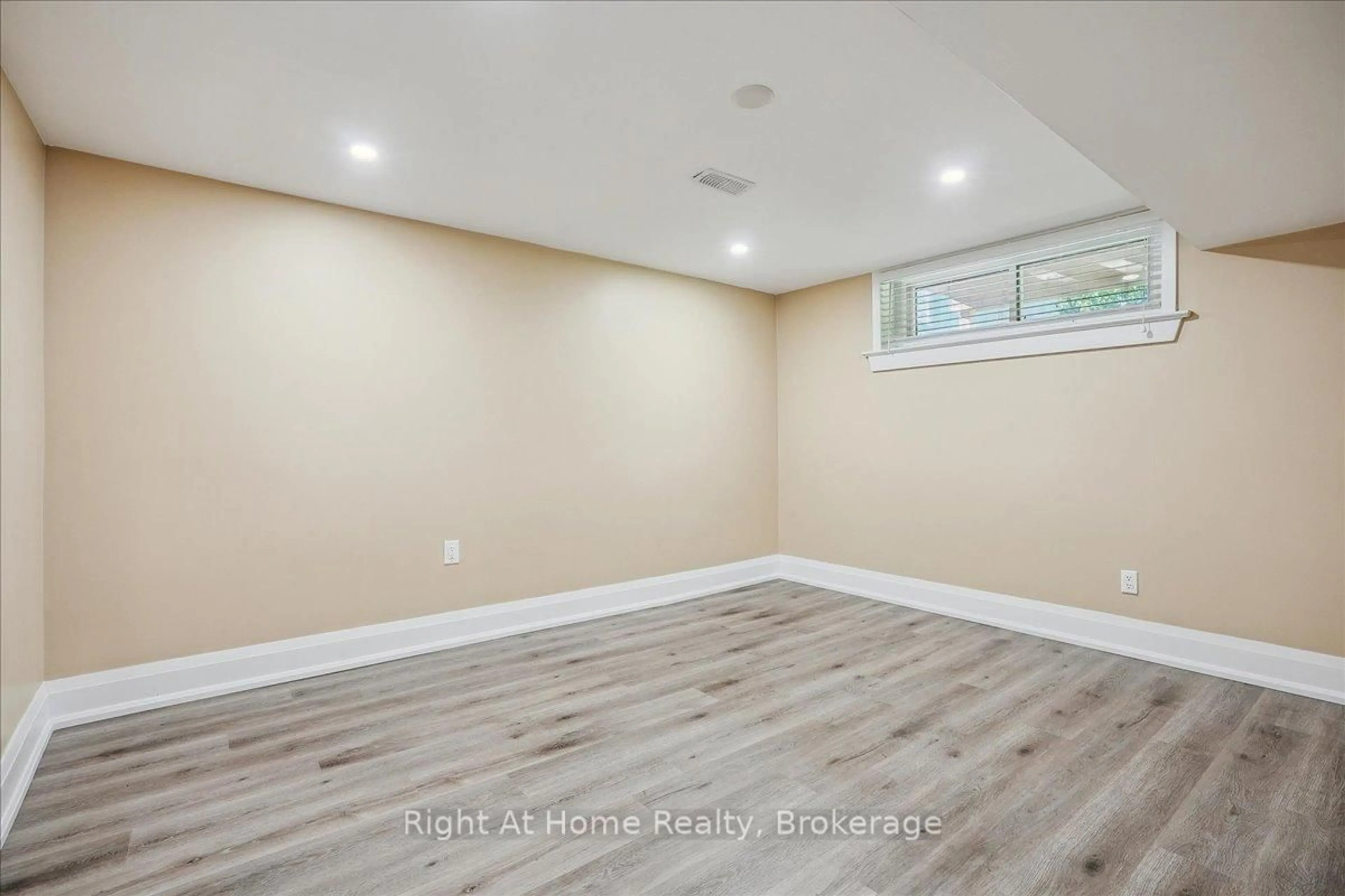 A pic of a room for 257 Wales Cres, Oakville Ontario L6L 3X8