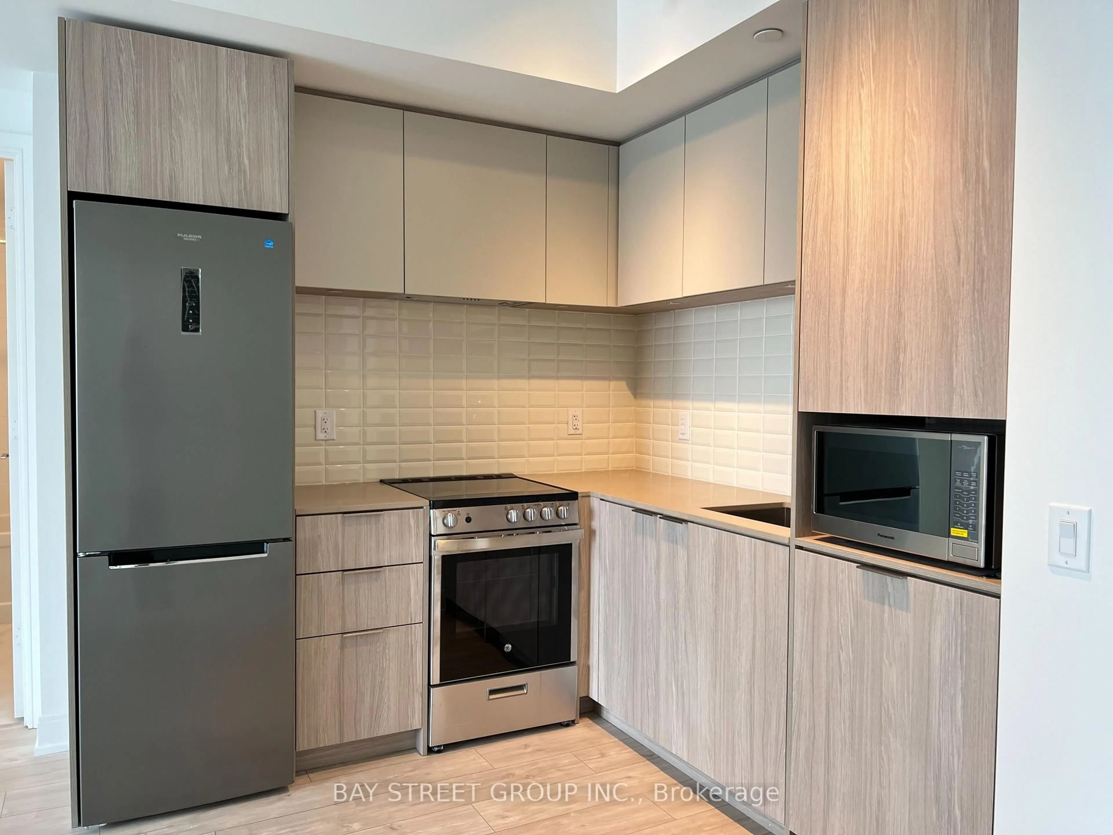 Standard kitchen, unknown for 70 Annie Craig Dr #317, Toronto Ontario M8V 0C4