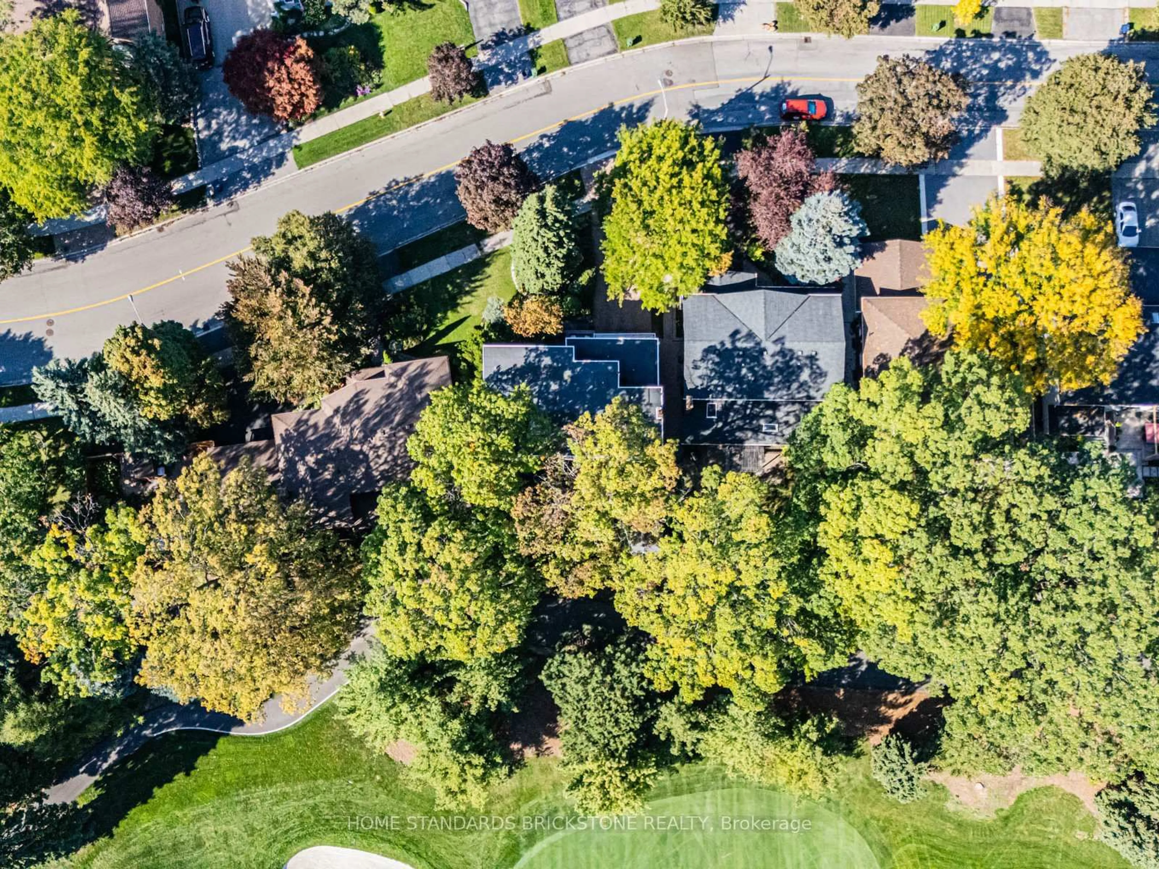 A pic from outside/outdoor area/front of a property/back of a property/a pic from drone, street for 5 POPLAR HEIGHTS Dr, Toronto Ontario M9A 5A1