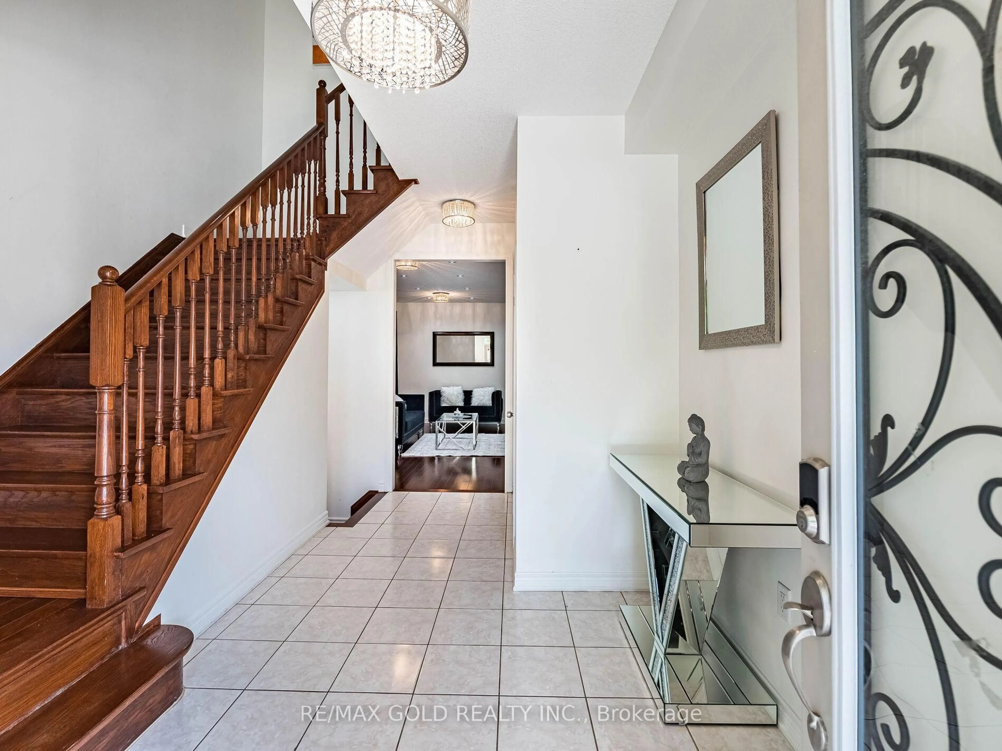 Indoor entryway for 18 Divinity Circ, Brampton Ontario L7A 3Y4