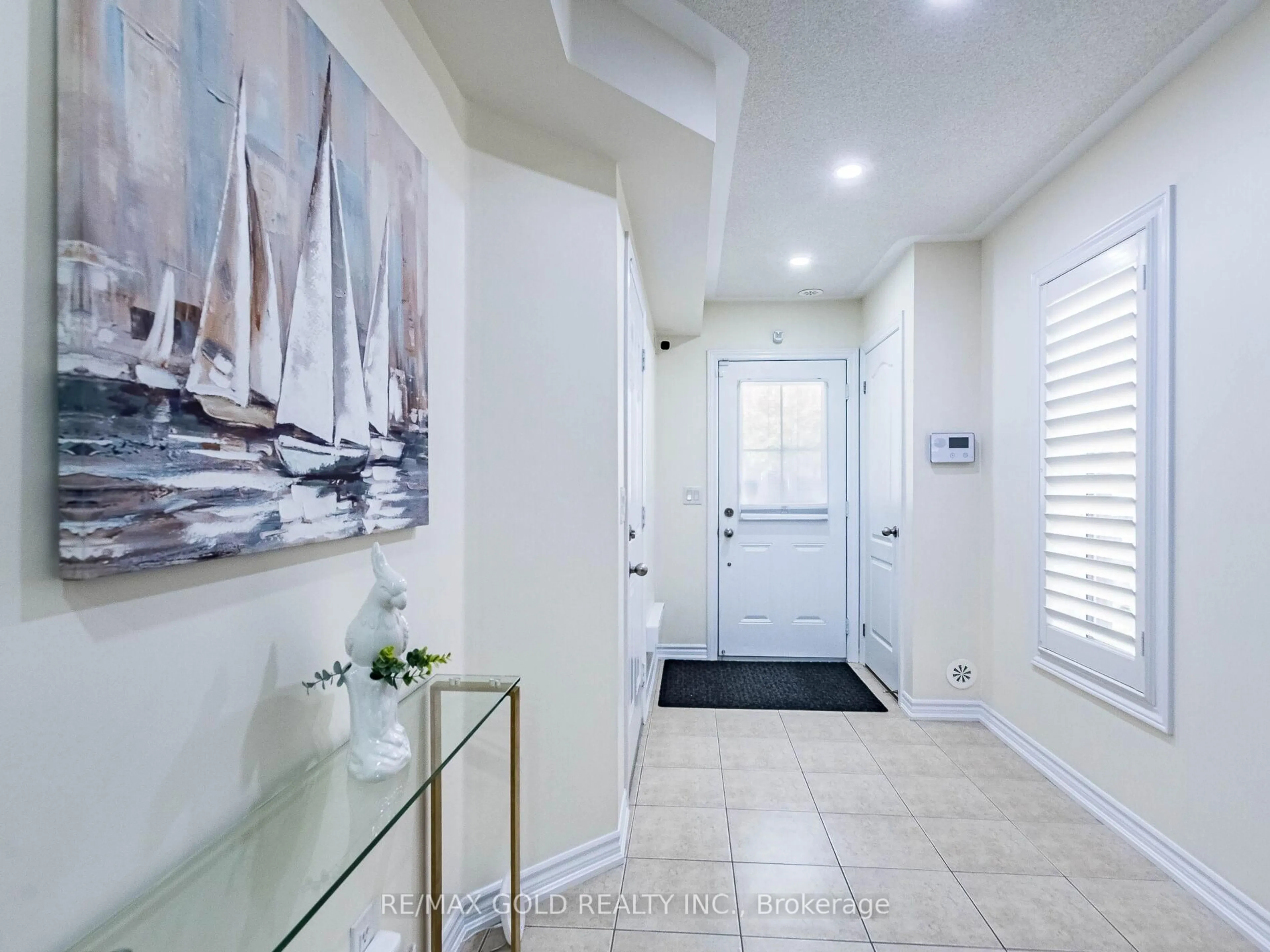Indoor entryway for 46 Soccavo Cres, Brampton Ontario L6Y 0W3