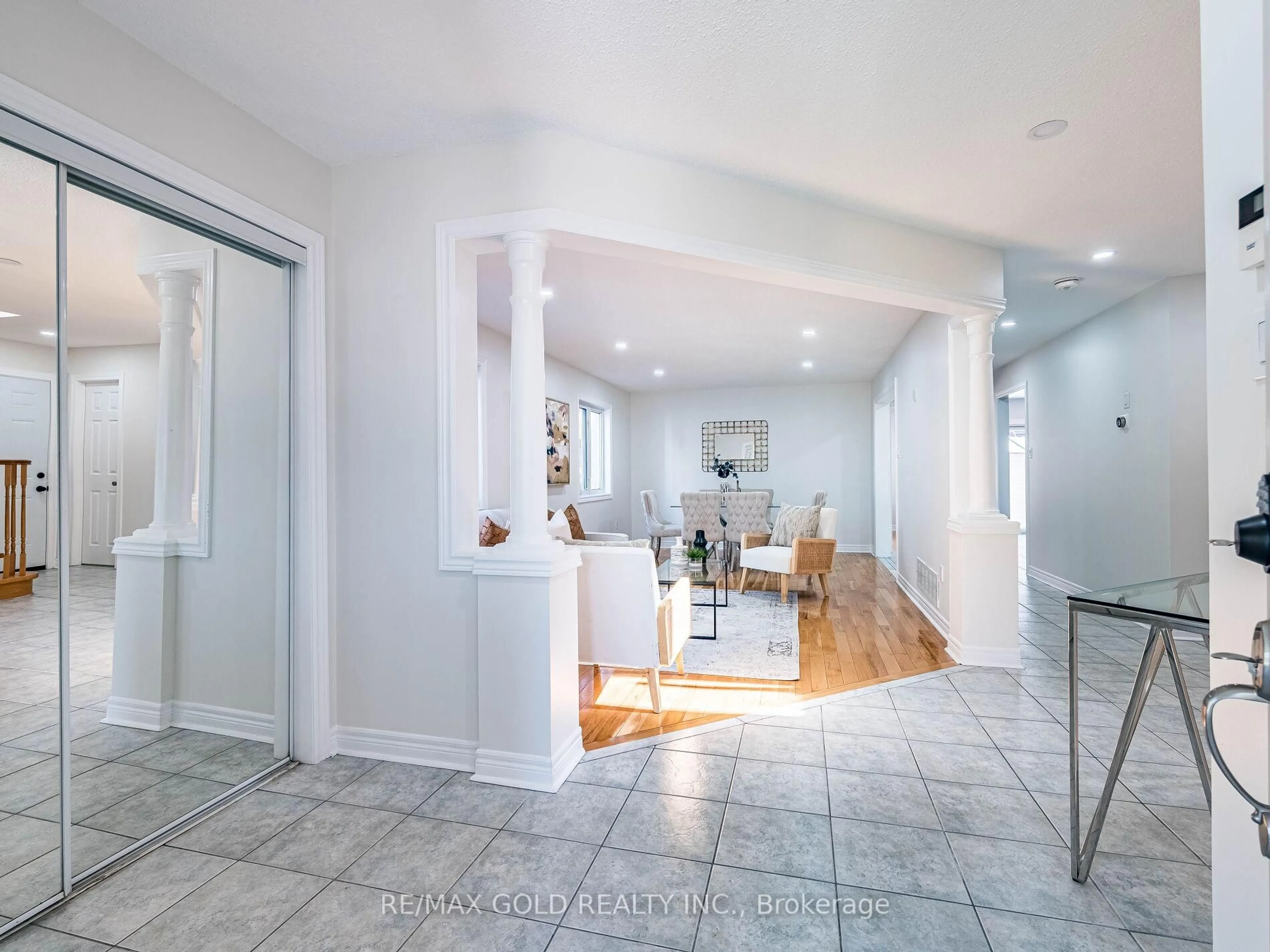 Indoor entryway for 26 Yuile Crt, Brampton Ontario L6Y 5J5