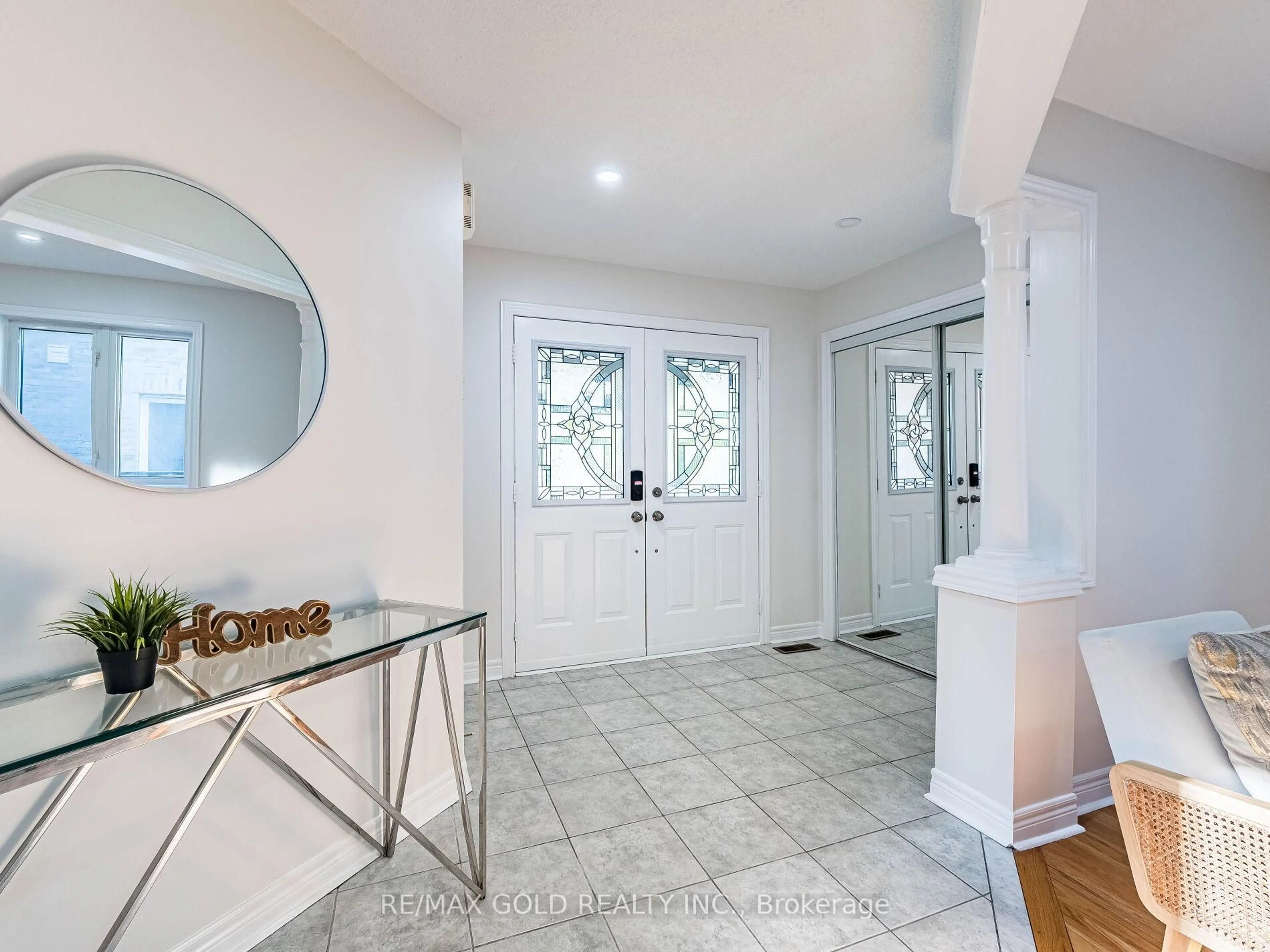 Indoor entryway for 26 Yuile Crt, Brampton Ontario L6Y 5J5
