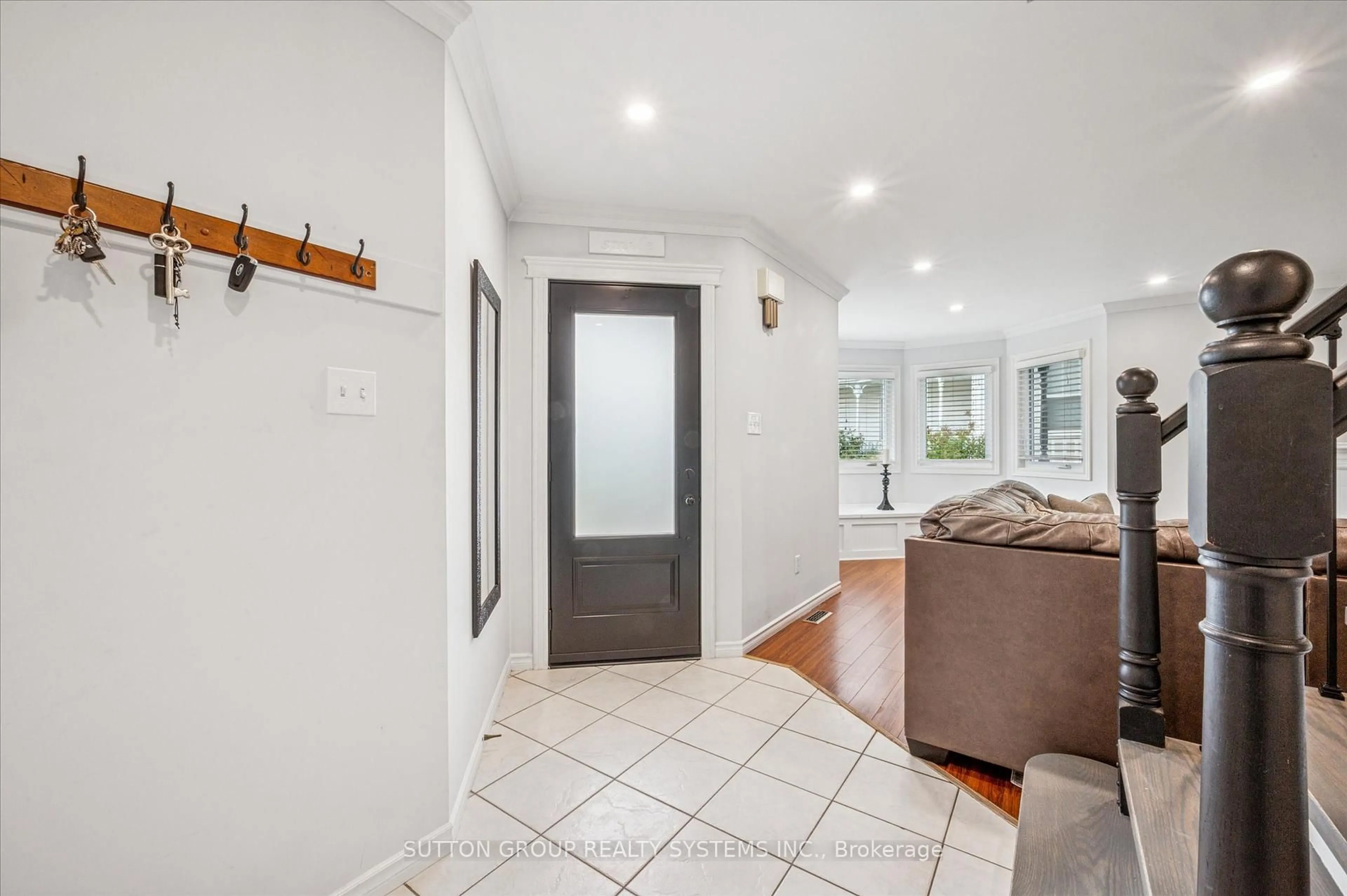 Indoor entryway for 87 Dairy Dr, Halton Hills Ontario L7J 2Y1