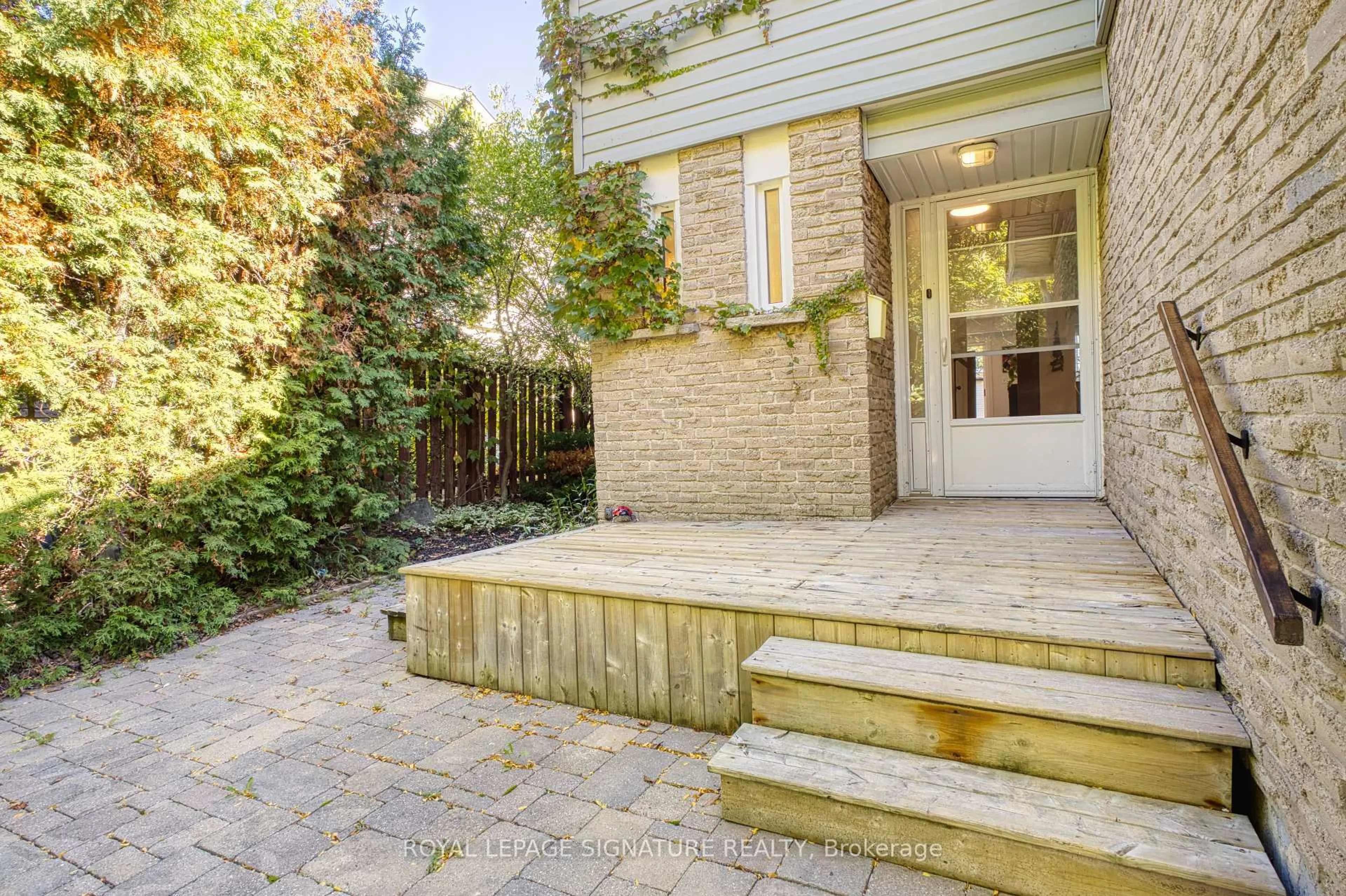 Patio, street for 2466 Cobbinshaw Circ, Mississauga Ontario L5N 2G3