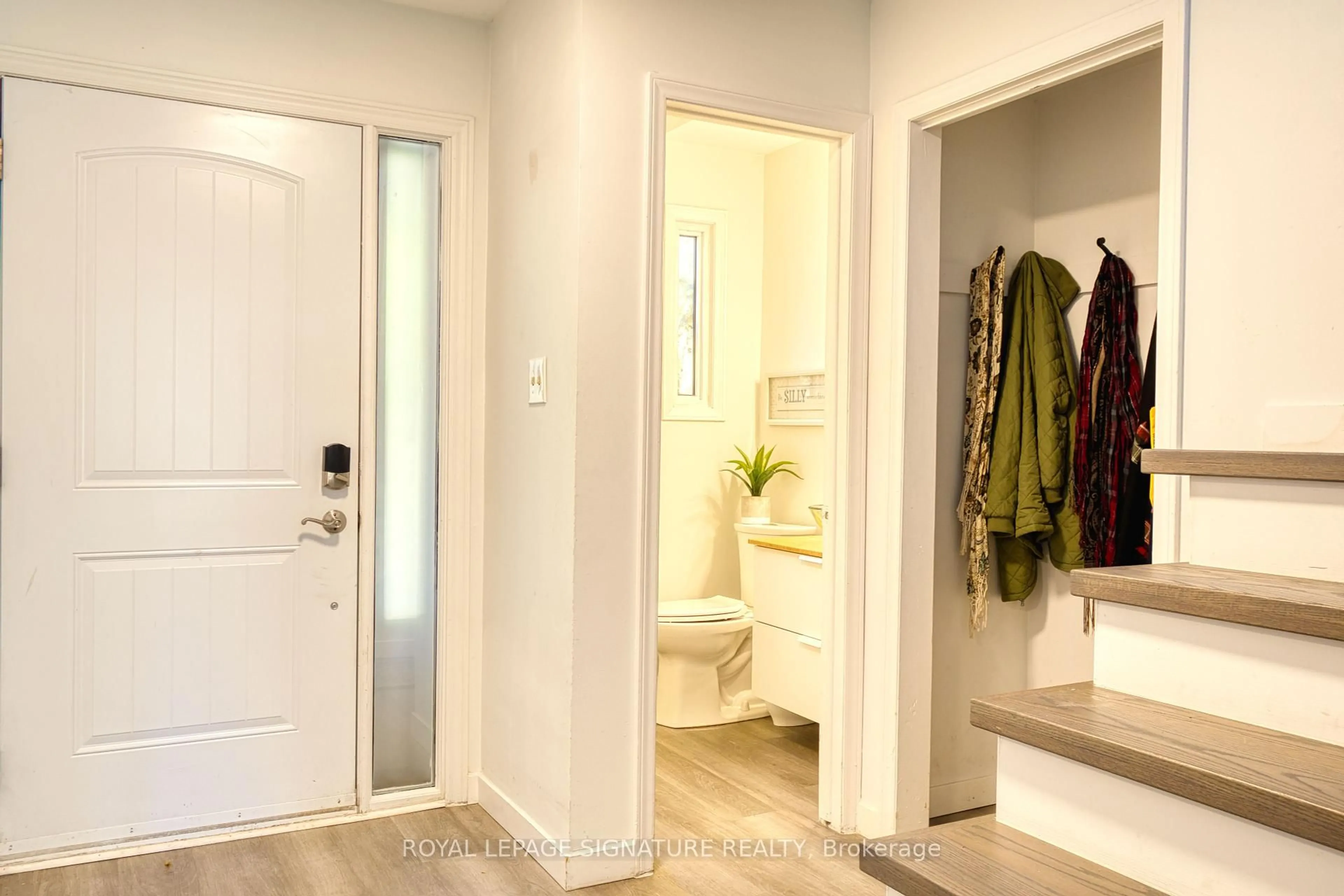Indoor entryway for 2466 Cobbinshaw Circ, Mississauga Ontario L5N 2G3