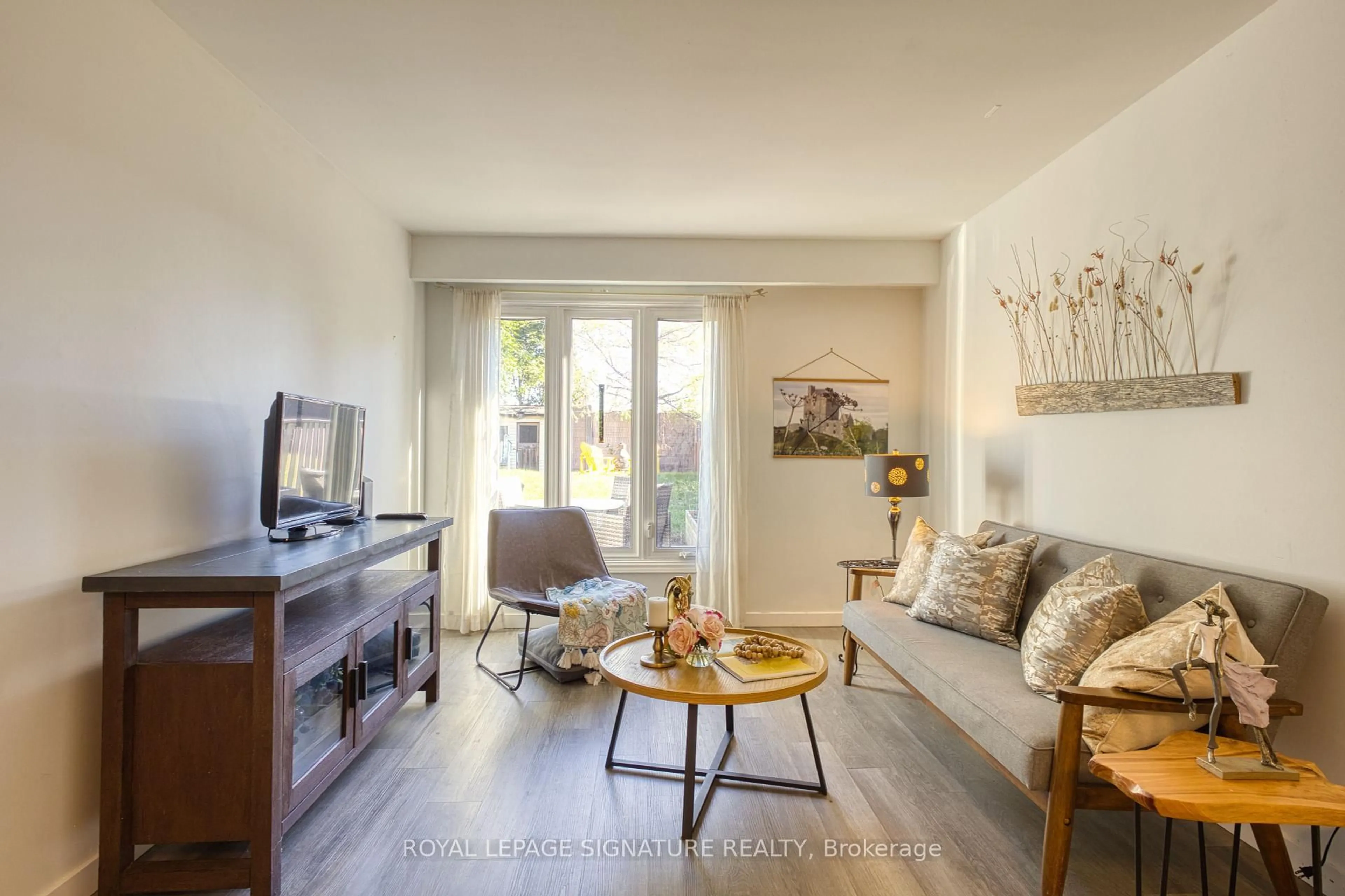 Living room with furniture, wood/laminate floor for 2466 Cobbinshaw Circ, Mississauga Ontario L5N 2G3