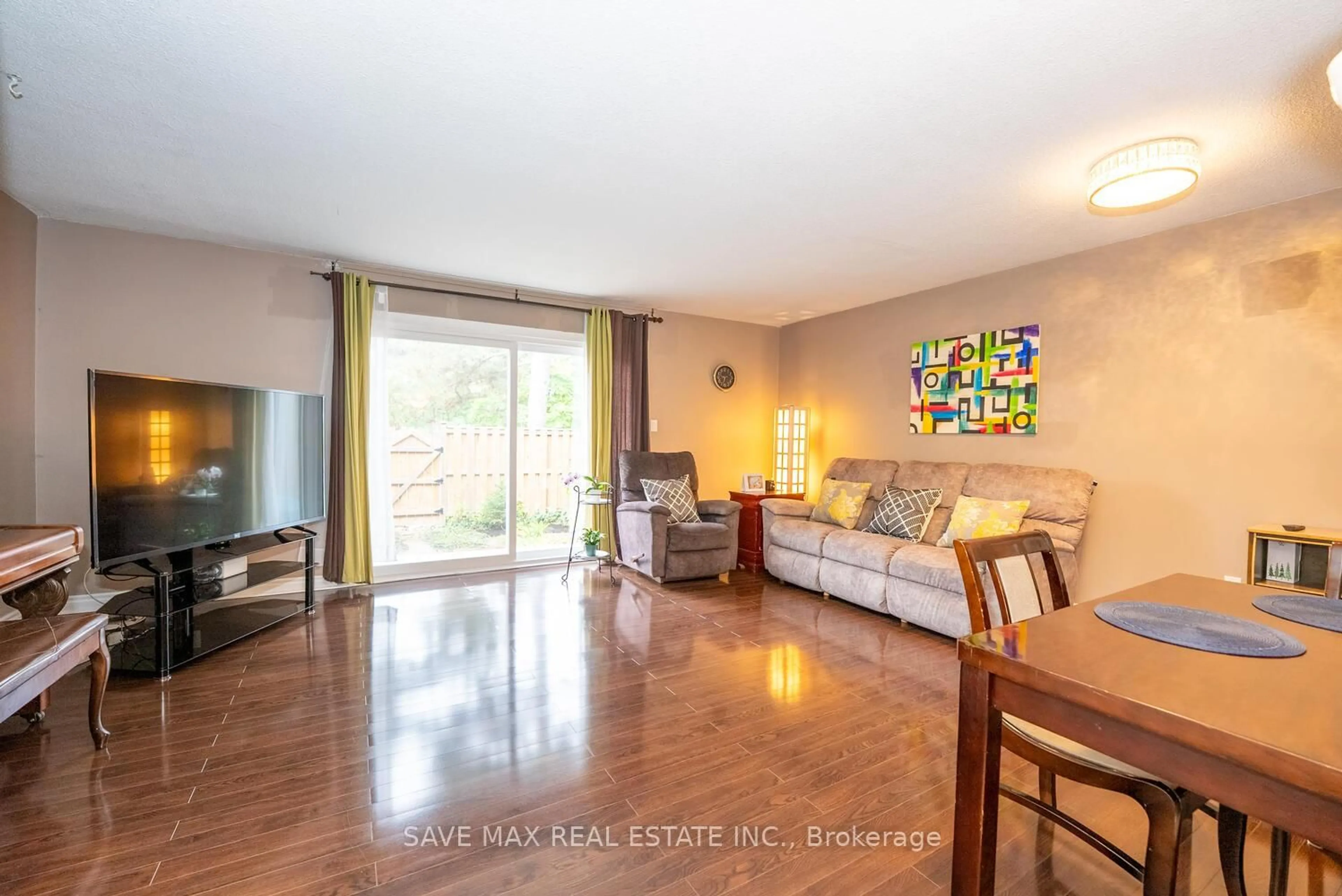 Living room with furniture, wood/laminate floor for 6650 FALCONER Dr #31, Mississauga Ontario L5N 1B5