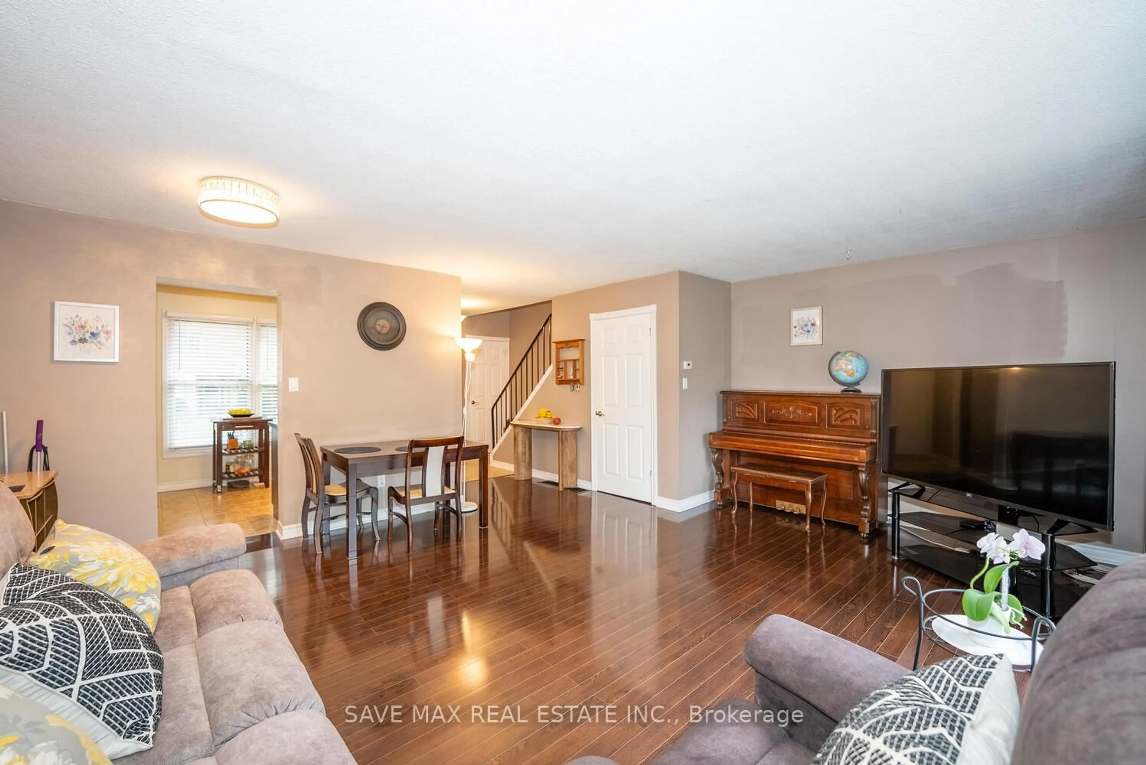 Living room with furniture, unknown for 6650 FALCONER Dr #31, Mississauga Ontario L5N 1B5